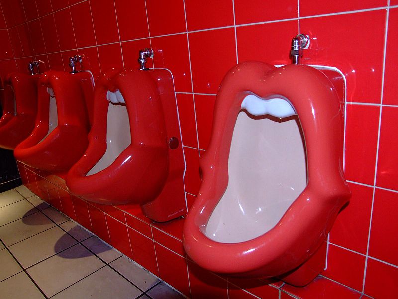 Tous les procédés sont bons pour éviter la parurésie. Ainsi, certains ont testé les urinoirs en forme de bouche pour essayer de détendre les hommes stressés dans les toilettes publiques. Sans réel succès...&nbsp;© Elsie esq., Flickr, cc by 2.0