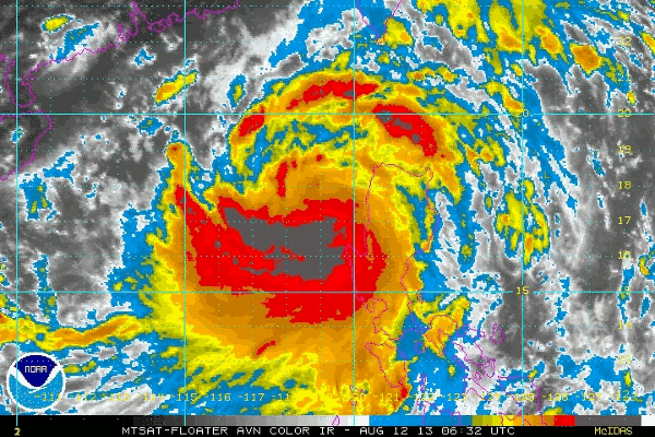 Le typhon Utor est né sous forme de dépression tropicale jeudi 8 août 2013. Il s'est rapidement intensifié et s’était transformé en un supertyphon lorsqu'il a frappé cette nuit le nord des Philippines. Sur ce&nbsp;cliché infrarouge du satellite MTSAT,&nbsp;les aires colorisées en rouge caractérisent les zones de précipitations maximales. © NOAA