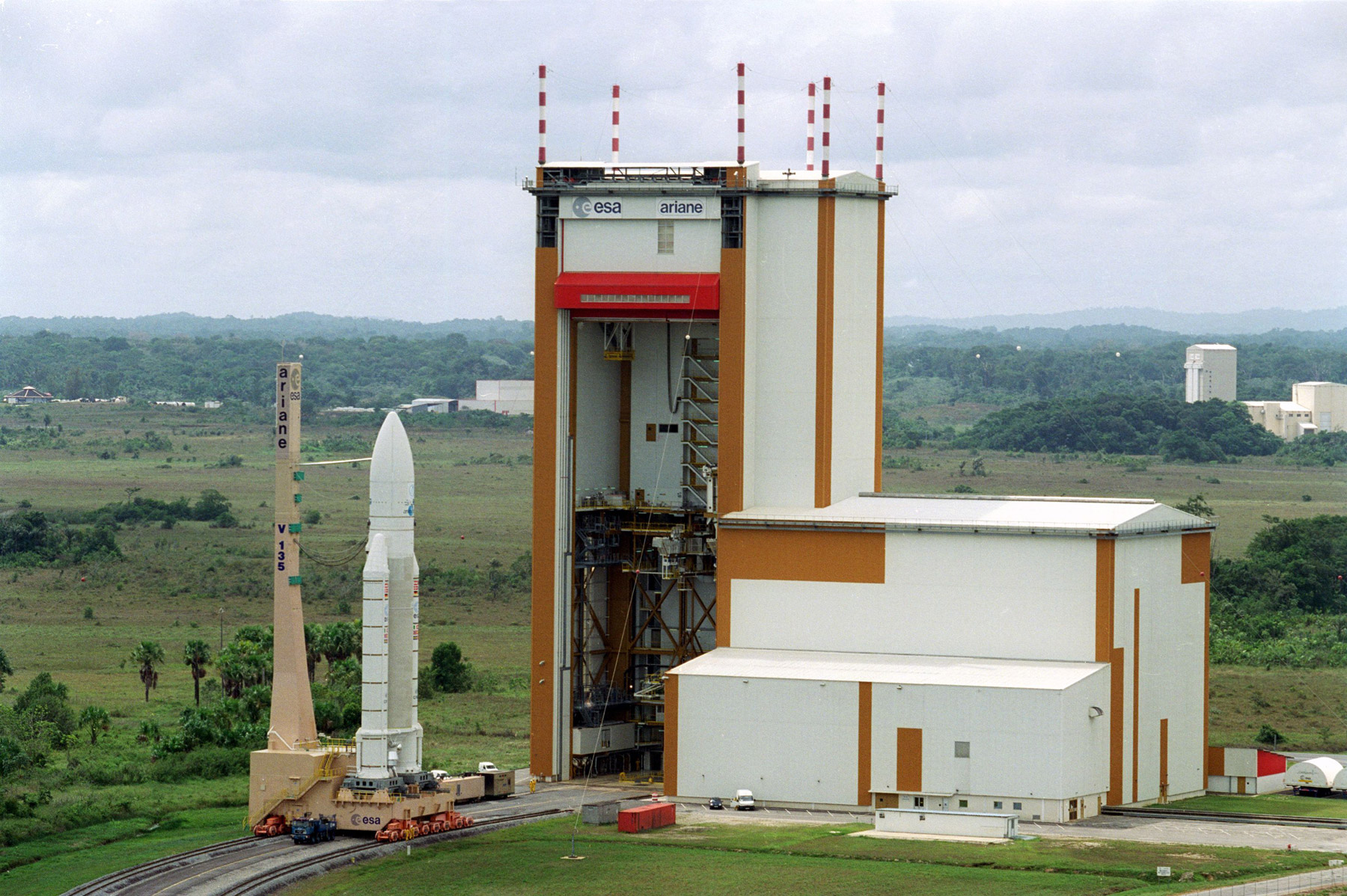 Retour sur le pas de tir pour Ariane 5. A l'image, le lanceur V135 sortant du bâtiment d'assemblage final pour rejoindre ELA-3 (novembre 2000). Crédits Esa /Cnes/Arianespace - S. Corvaja