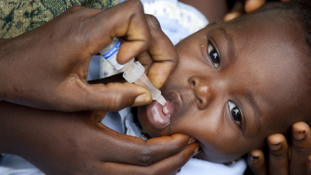 Le vaccin oral contre la poliomyélite a très nettement fait reculer&nbsp;la maladie. L'Organisation mondiale de la santé espère éradiquer complètement la polio d'ici 2018, mais le combat n'est pas encore gagné. Elle serait alors la deuxième maladie officiellement éradiquée, après la variole.&nbsp;© Gates Foundation, Flickr, cc by nc nd 2.0