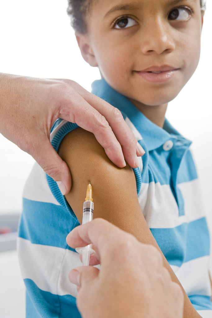 En France, seul le vaccin DTP (diphtérie, tétanos et polio) est obligatoire. Cependant, l’administration du vaccin ROR (rougeole, oreillons et rubéole) est fortement recommandée. © Sanofi Pasteur, Flickr, cc by nc nd 2.0