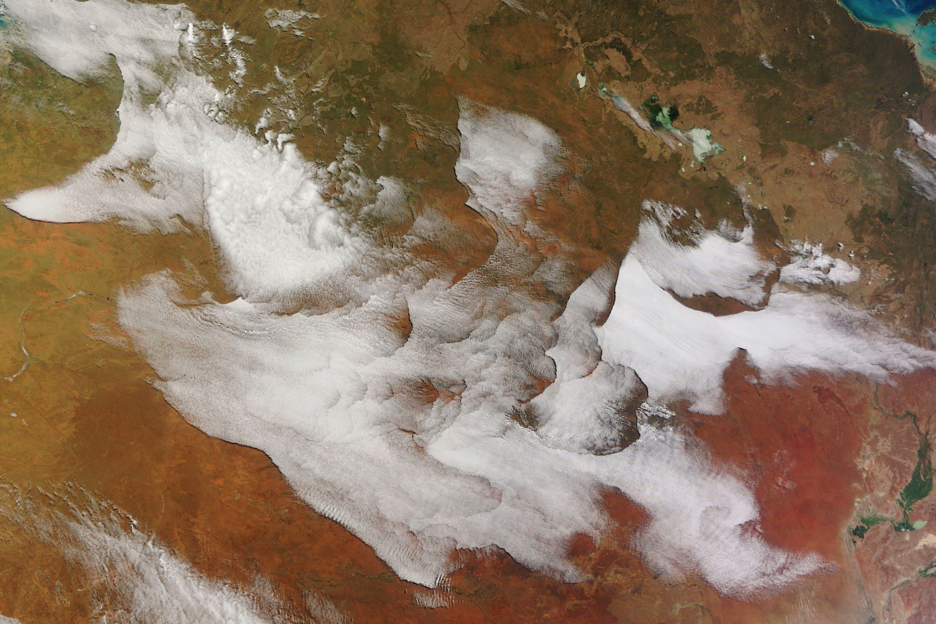 D’étonnantes vagues de nuages ont déferlé sur l’Australie ce mercredi 5 juillet 2023. Les spécialistes de la formation des nuages expliquent le phénomène. © Wanmei Liang, NASA Earth Observatory