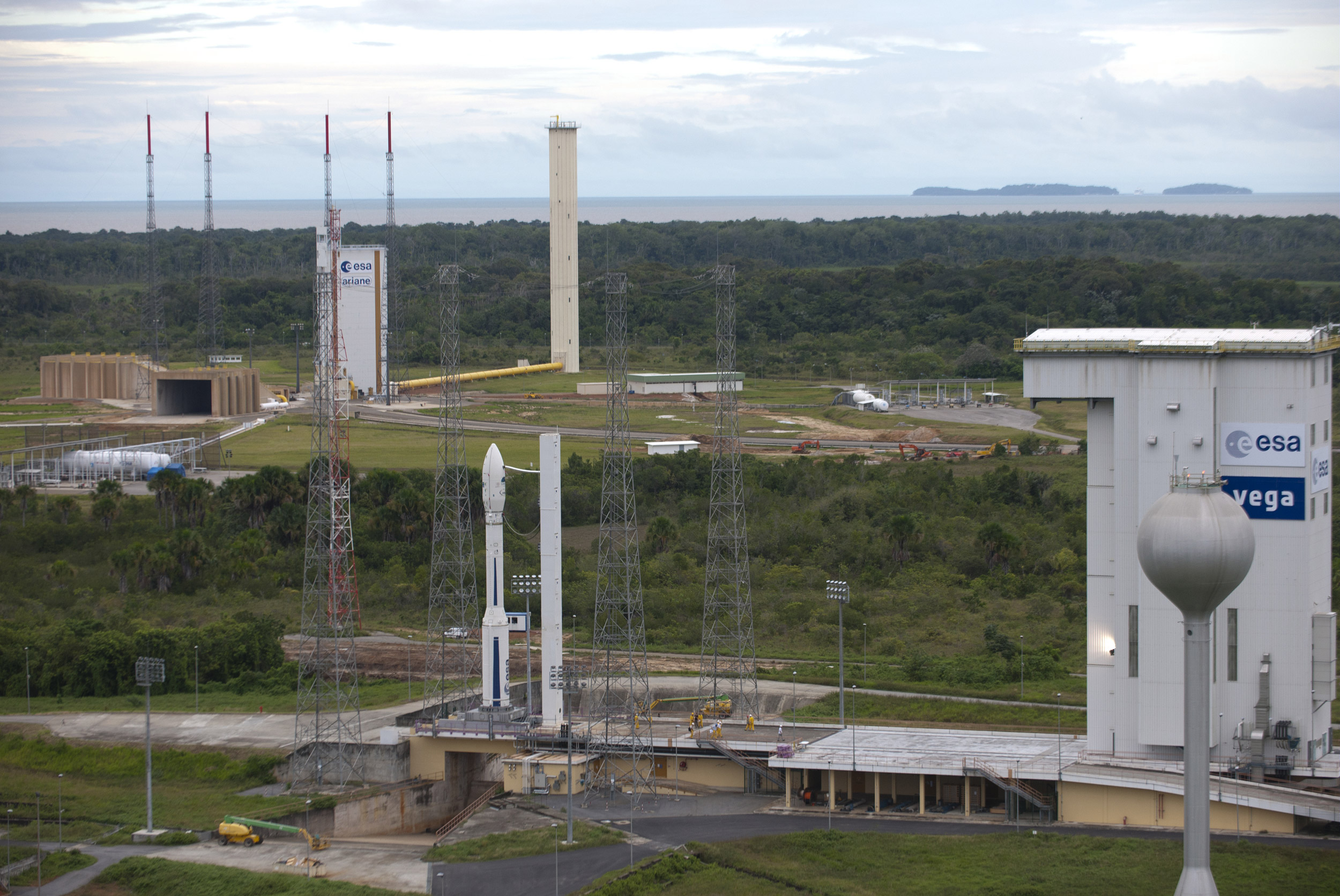Le premier vol de qualification de Vega (VV01), ici sur son pas de tir à côté de celui d'Ariane 5, sera suivi du programme d'accompagnement Verta qui finance les cinq premiers vols ainsi qu'une amélioration des performances du lanceur. © Esa/S. Corvaja