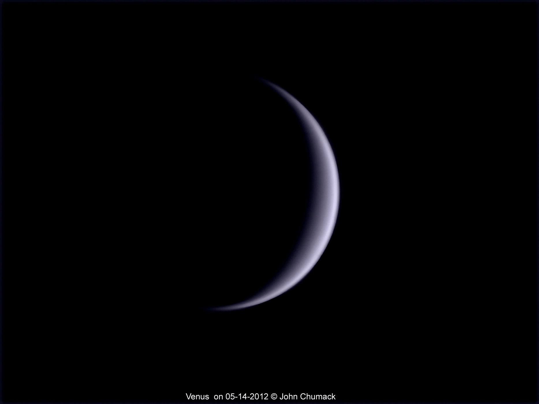 Fin croissant de Vénus photographié le 14 mai à l'aide d'un télescope de 25 centimètres de diamètre. © John Chumack/Spaceweather.com
