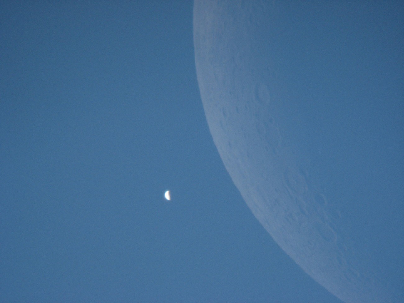 Le croissant de Vénus photographié en plein jour le 18 juin 2007 après son passage&nbsp;derrière la Lune. © Christophe Guesdon/Collège Léo Drouyn