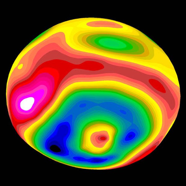 Cette image en fausses couleurs a été réalisée à partir des données fournies par le télescope Hubble. Les différences de couleurs correspondent aux altitudes, bleu pour les cratères, rouge pour les sommets. On remarque qu'un immense cratère occupe la majeure partie de l'astéroïde. © B. Zellner (GSU)/P. Thomas (Cornell)/HST/Nasa