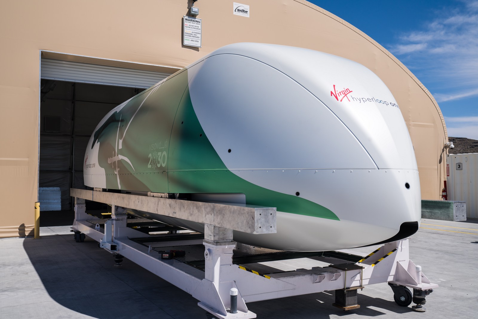 La nouvelle version de la capsule de Virgin Hyperloop One aux couleurs de l’Arabie saoudite. © Virgin Hyperloop One