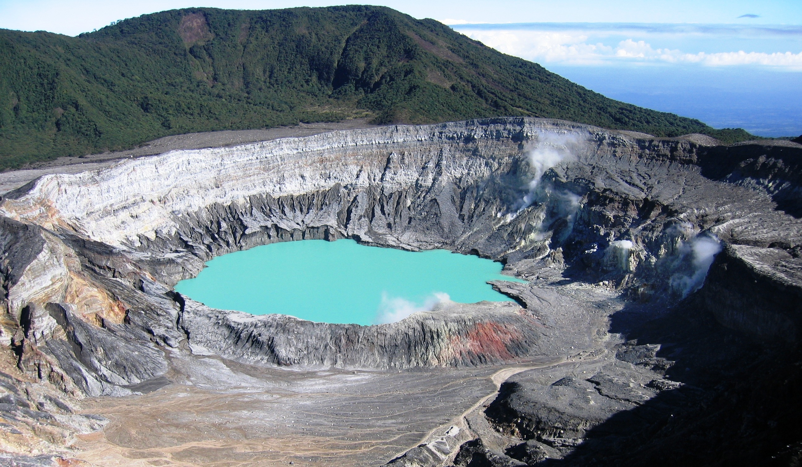 Le Poás est un stratovolcan du Costa Rica. Son cratère principal héberge un lac acide, qui dégage régulièrement des vapeurs sulfurées toxiques et qui est le lieu d'éruptions phréatiques. © Peter Andersen, CC&nbsp;by-sa 3.0