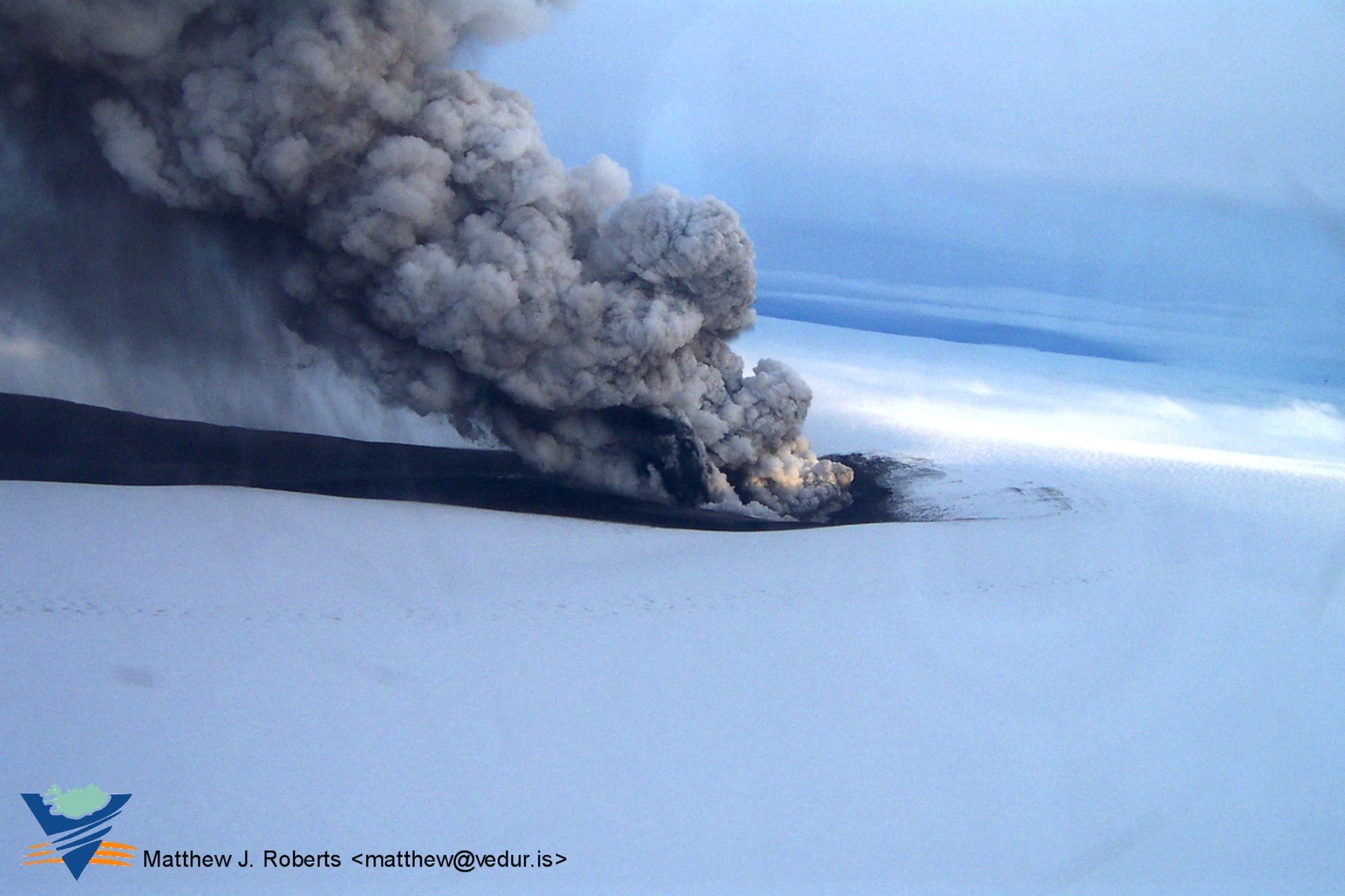 Le Grímsvötn est un volcan d'Islande situé sous la calotte glaciaire du Vatnajökull. On voit sur cette image son éruption en 2011. © Icelandic Met Office&nbsp;