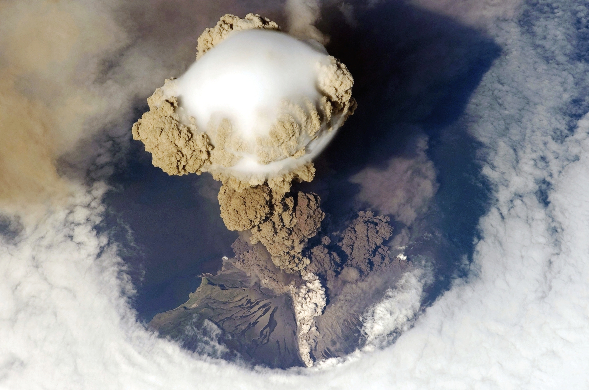 Le Sarytchev est un volcan de Russie situé dans les îles Kouriles, sur l'île de Matoua. Il constitue l'un des volcans les plus actifs des îles Kouriles. © Nasa