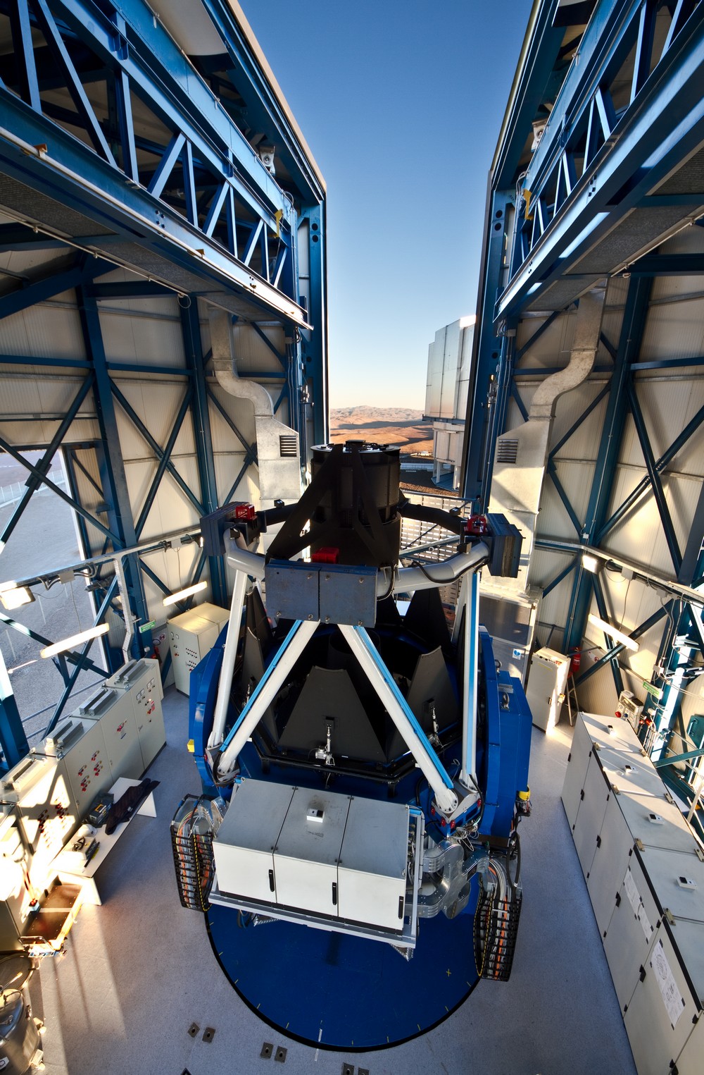 Avec le VST, l'ESO possède désormais le plus grand télescope du monde destiné aux sondages du ciel en lumière visible. © ESO/ G. Lombardi