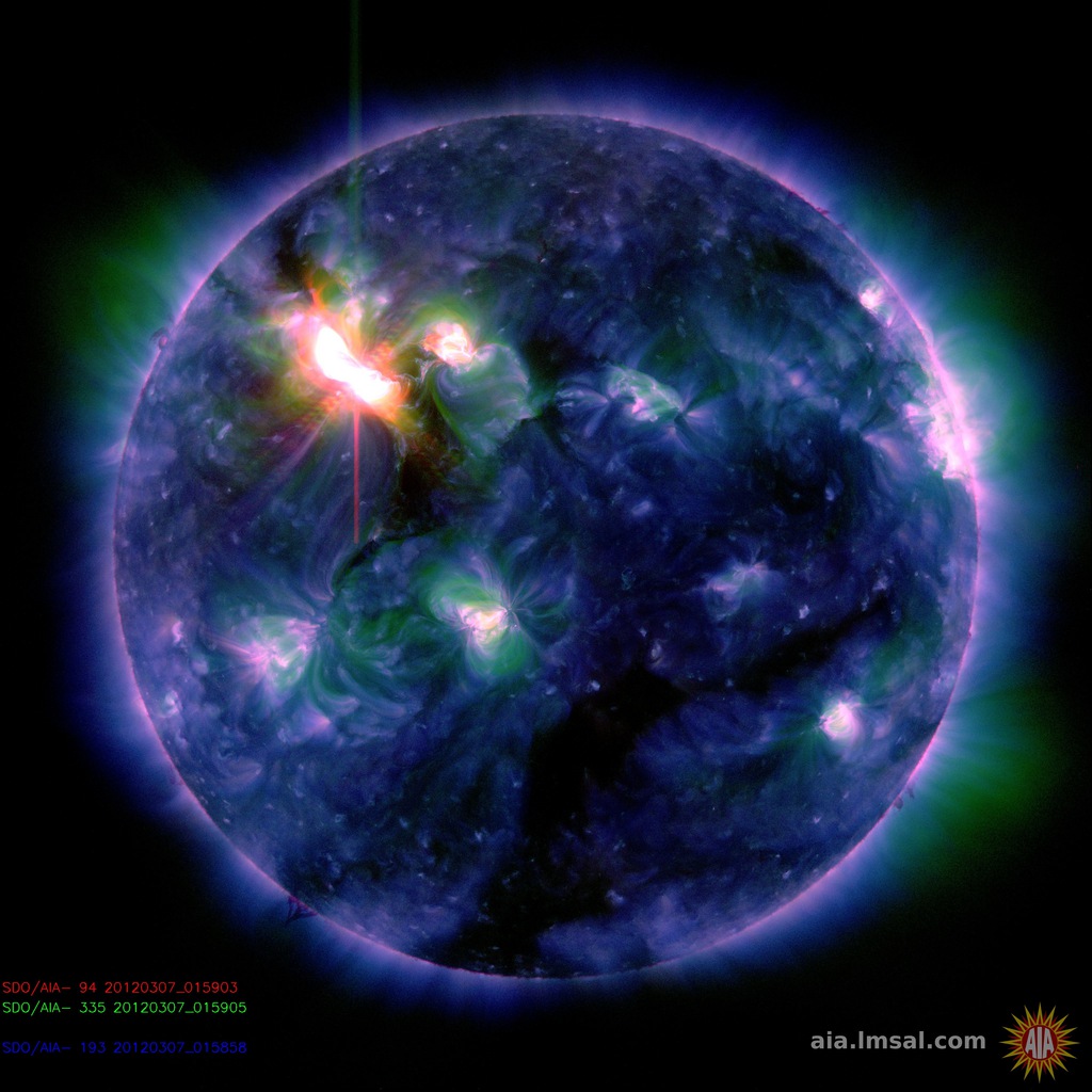 L'éruption solaire de la tache AR 1429 le 7 mars 2012 à 0 h 28 TU, observée par l'observatoire solaire SDO dans l'ultraviolet. Elle a atteint le niveau X-5. © SDO/AIA