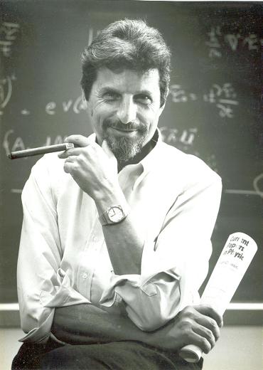 Le physicien Yakir Aharonov avec son éternel cigare. Crédit : Hayadan.org