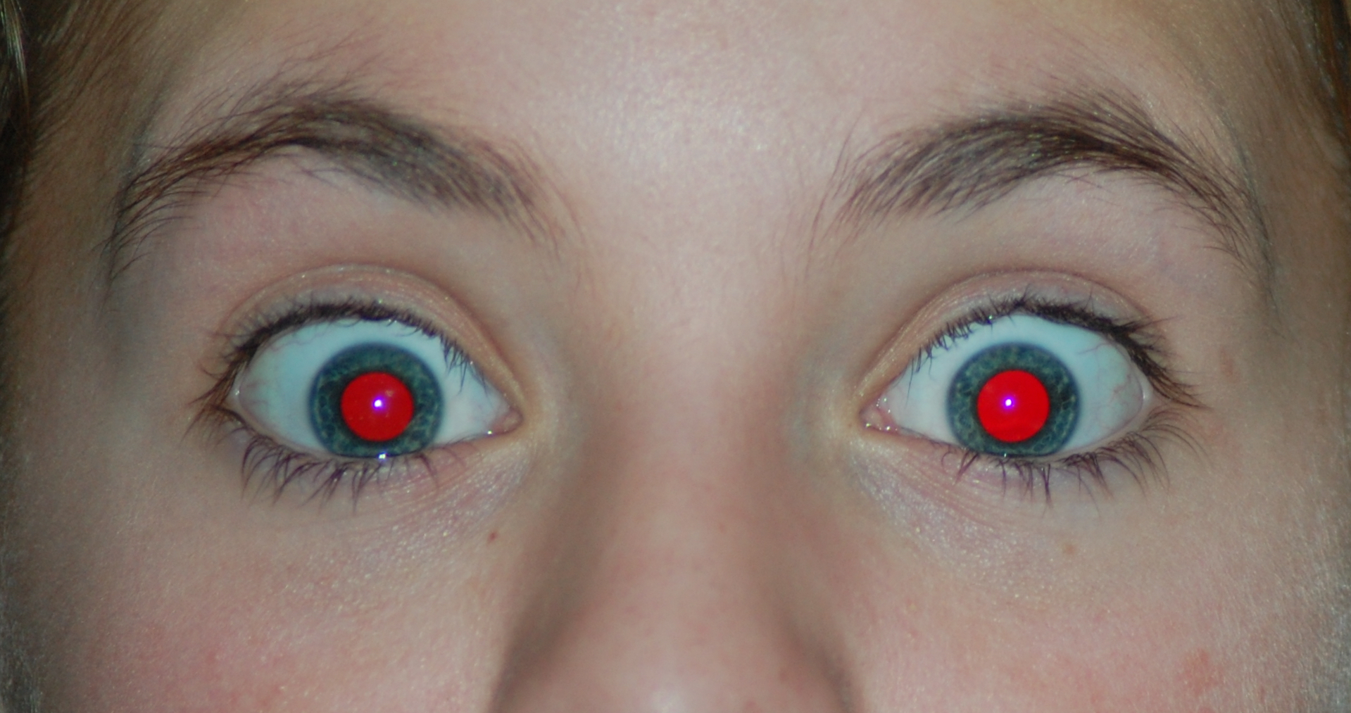 L’effet yeux rouges se produit lorsque la lumière du flash d’un appareil photo vient frapper le fond de l’œil. © PeterPan23, Wikipedia, DP