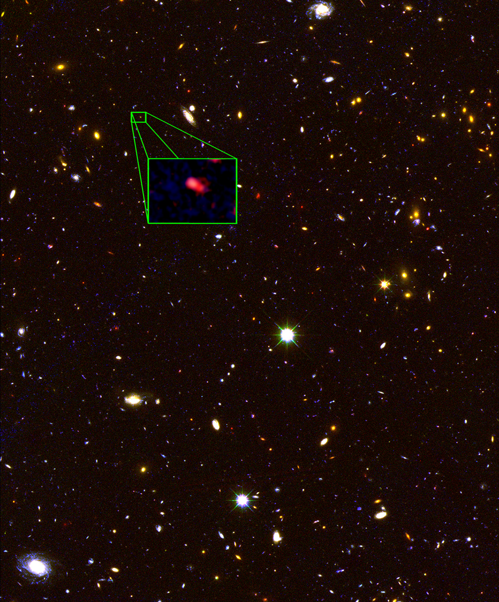 Au cours de la campagne d'observation Candels, une équipe d'astronomes de l'université du Texas a mis en évidence&nbsp;z8GND5296, une galaxie dont la lumière a parcouru plus de 13 milliards d'années-lumière, quand l'univers n'avait encore que 5 % de son âge actuel (13,8 milliards d'années). Le Big Bang s'était produit&nbsp;700 millions d'années auparavant. ©&nbsp;V. Tilvi, S.L. Finkelstein, C. Papovich, A. Koekemoer, Candels, STScI, Nasa