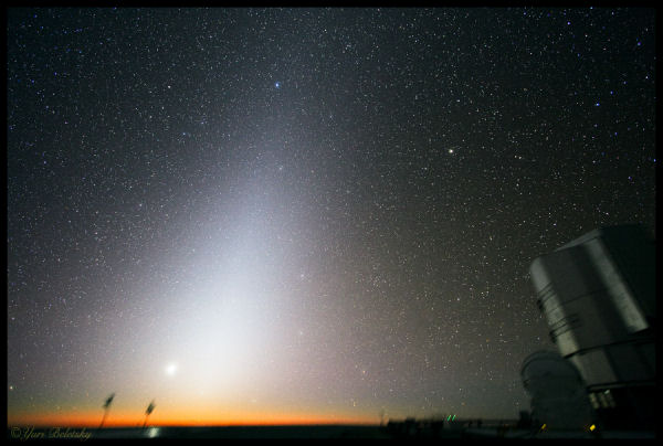 La lumière zodiacale. Crédit : Yuri Beletsky/ESO Paranal