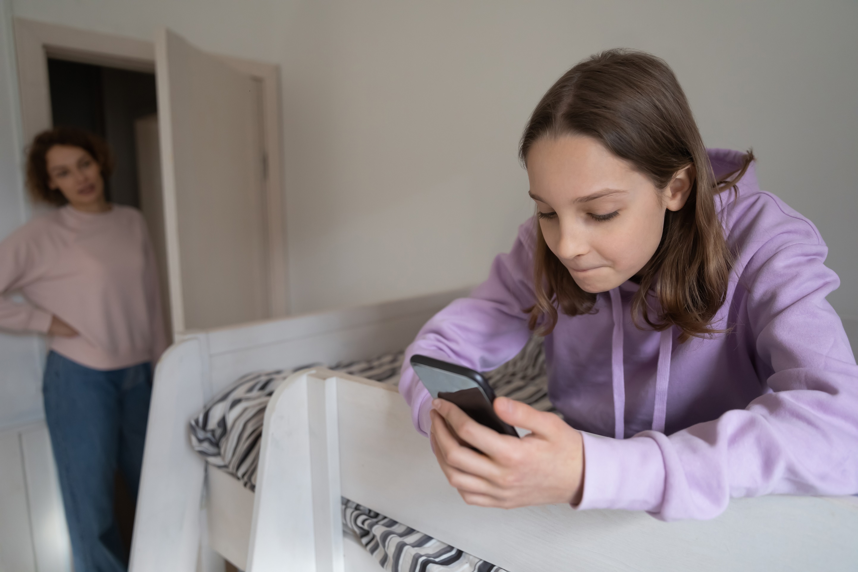 Pour gérer le temps passé sur les applications, certains réseaux sociaux proposent d'ores et déjà des outils aux parents. © fizkes, Getty Images