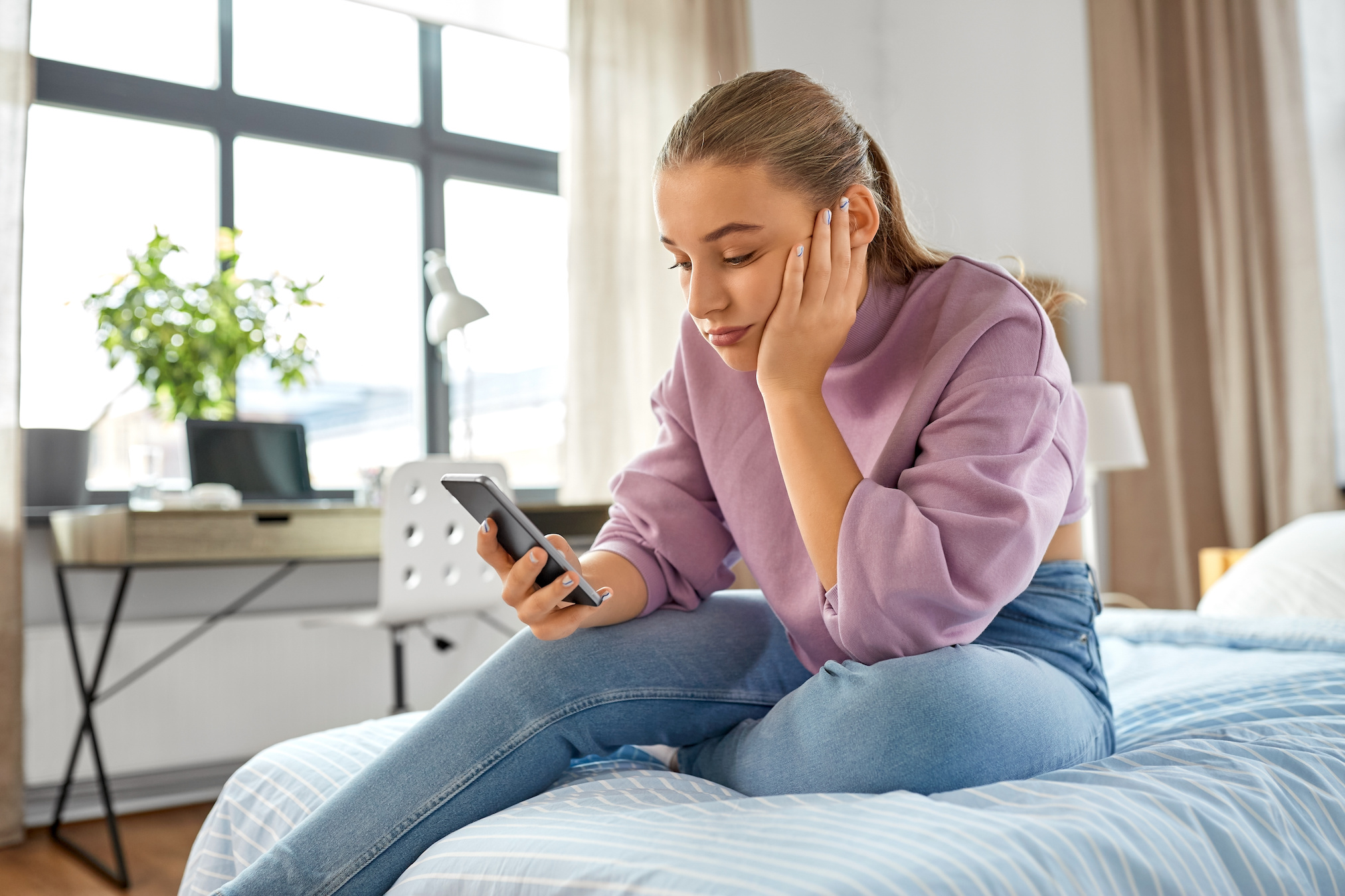 Une étude s'est penchée sur les différences d'utilisation des réseaux sociaux entre adolescents souffrant de troubles de santé mentale et ceux sans problème, au sein d'un échantillon britannique de plus de 3 000 participants. © Syda Productions, Adobe Stock