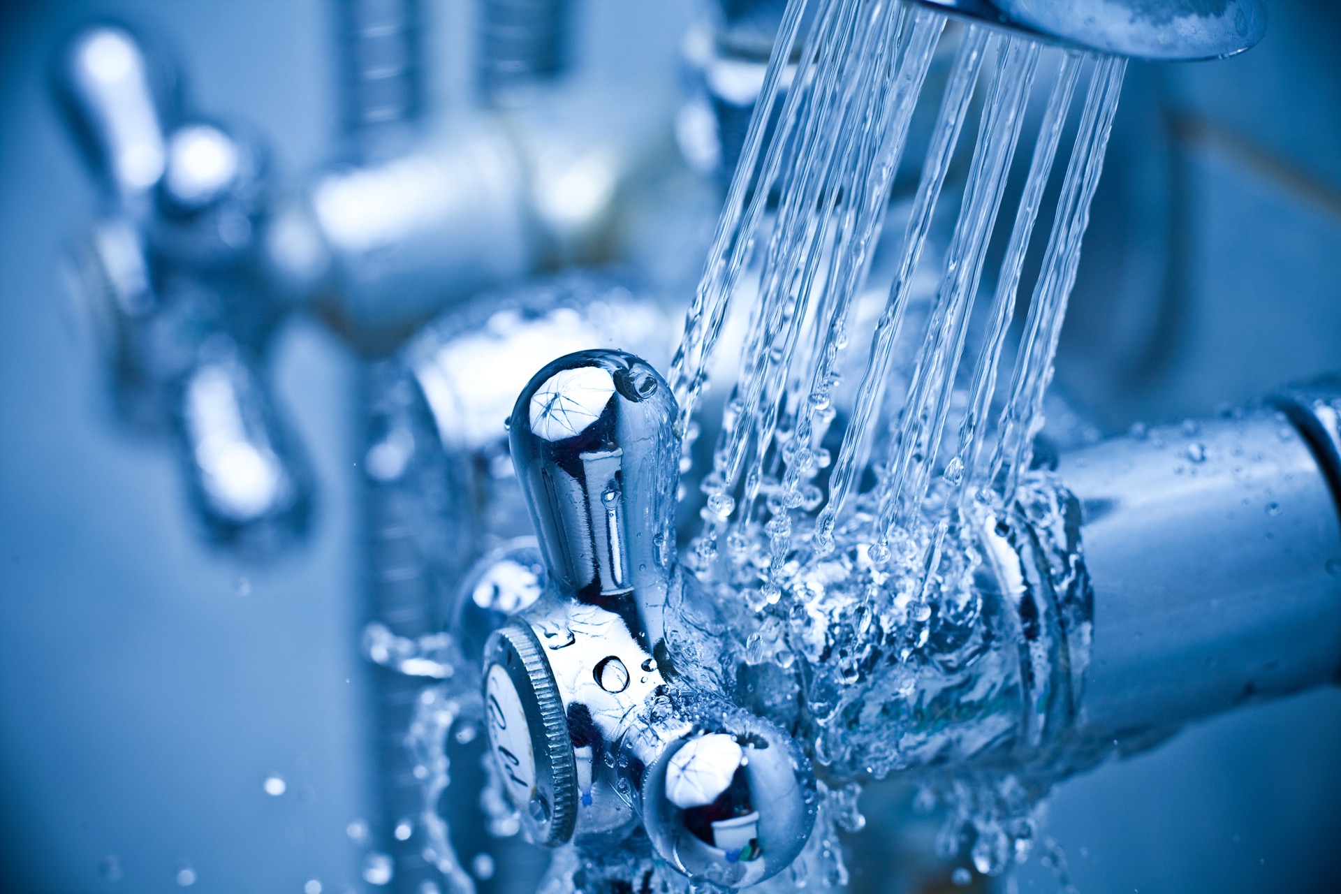 Fonctionnement et utilité de l'adoucisseur d'eau. © artbokeh, Adobe Stock