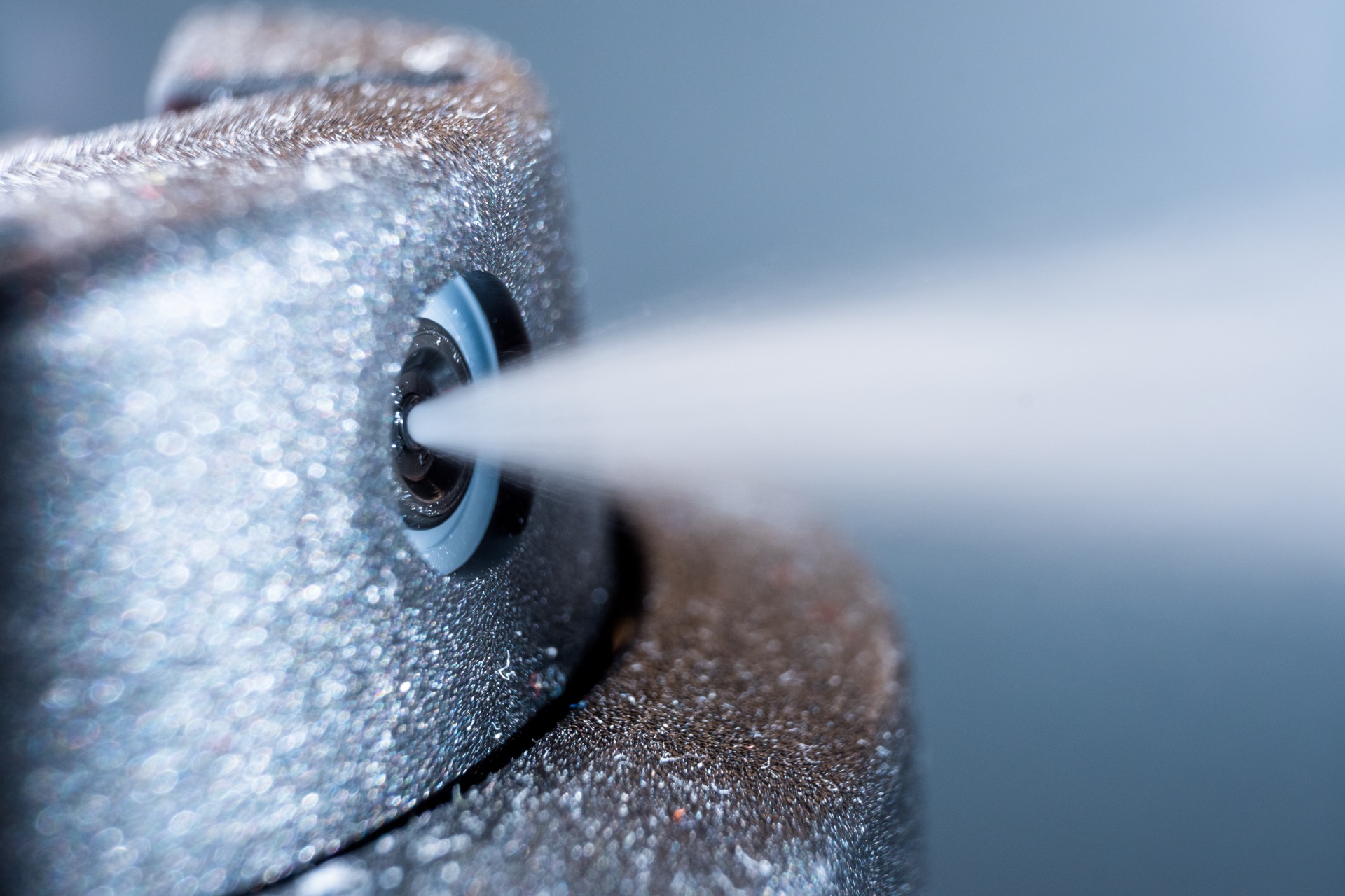 Un aérosol est une suspension de fines particules solides ou liquides dans un gaz. © Denis, Adobe Stock