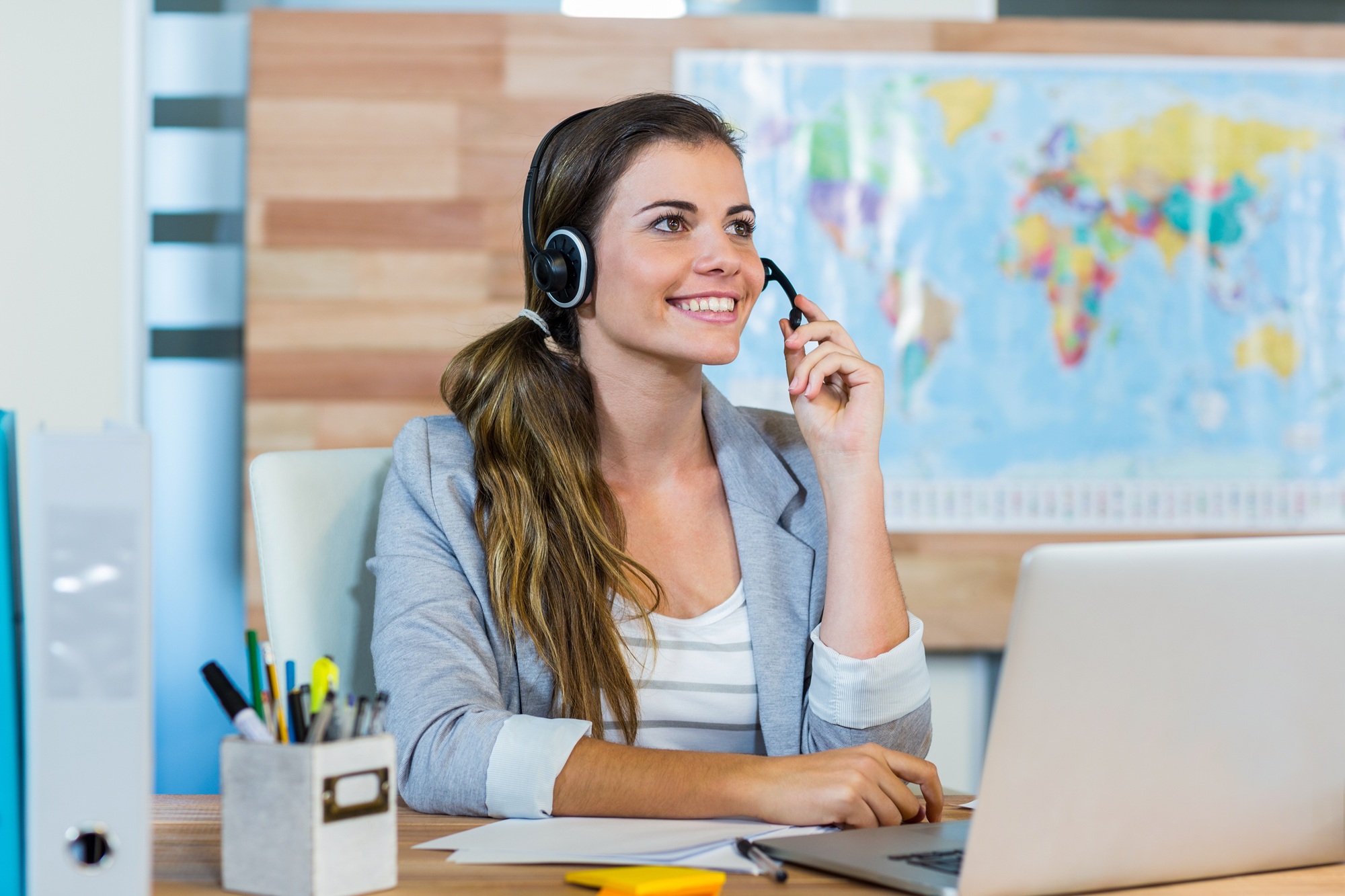 Lorsqu'il travaille pour une plateforme de réservation ou une agence en ligne, l'agent de voyage écoute les besoins clients, les conseille sur leur destination et leur envoie un devis de leurs vacances avec les prestations inclues. © WavebreakMediaMicro, Adobe Stock.