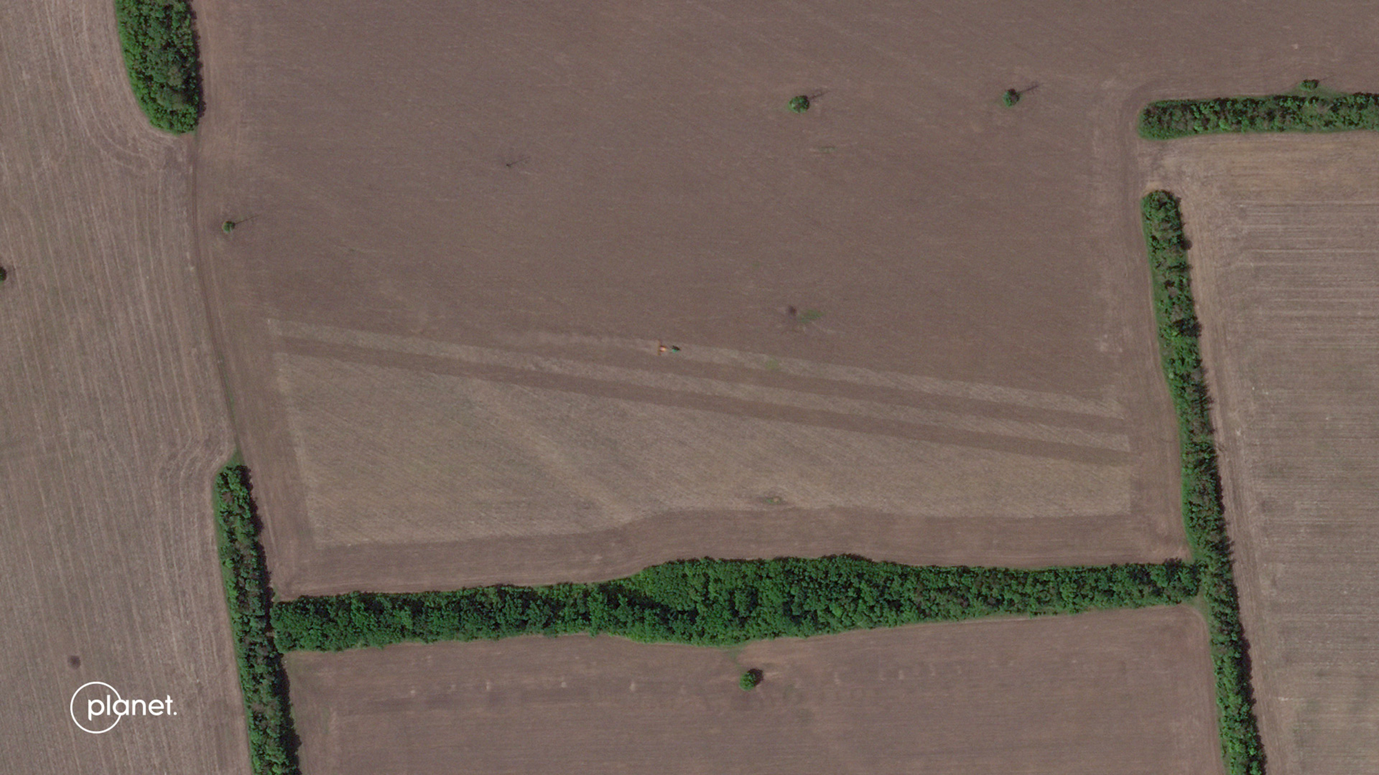 Malgré la guerre, des agriculteurs labourent les champs près de Slovyansk, en Ukraine. Images capturées le 12 mai et le 31 mai 2022. © 2022 Planet Labs PBC