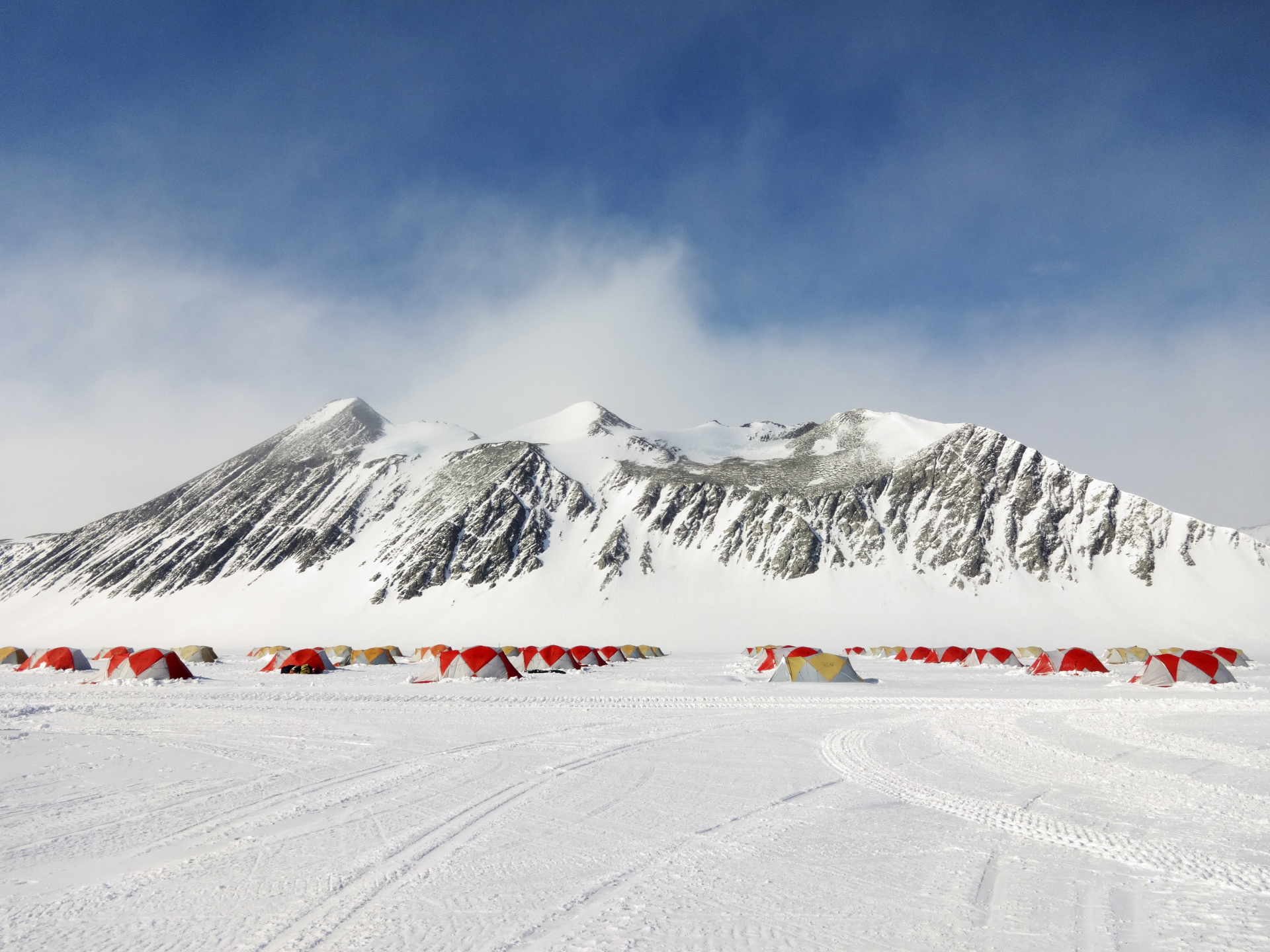 Airbnb propose à cinq voyageurs à travers le monde, dont la France, de participer à une expédition en Antarctique pour y étudier la pollution aux microplastiques. © Erin Aquino/Airbnb