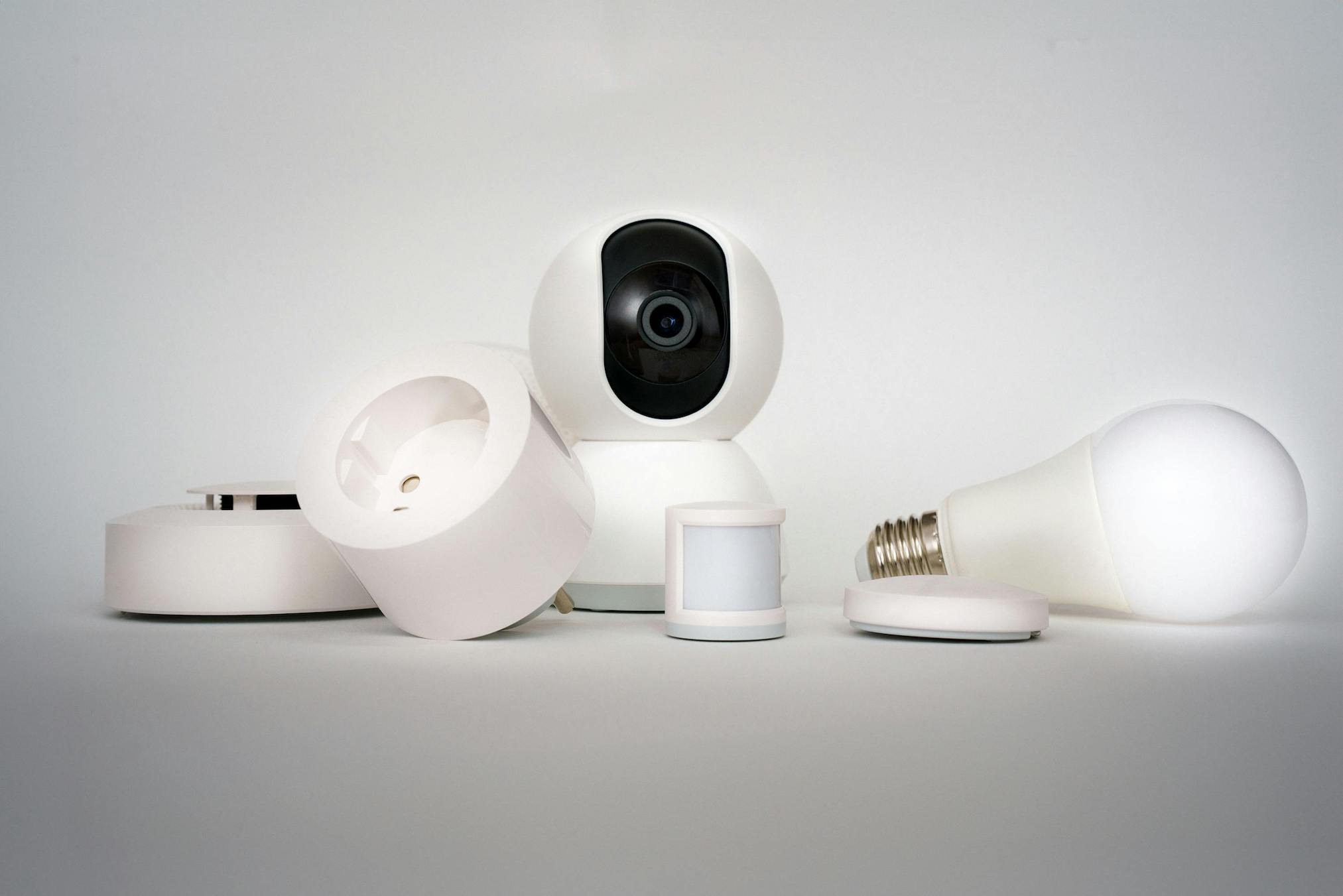Les alarmes maison connectées, avec l’IA et les objets intelligents, offrent une protection avancée. © Jakub Zerdzicki, Pexels