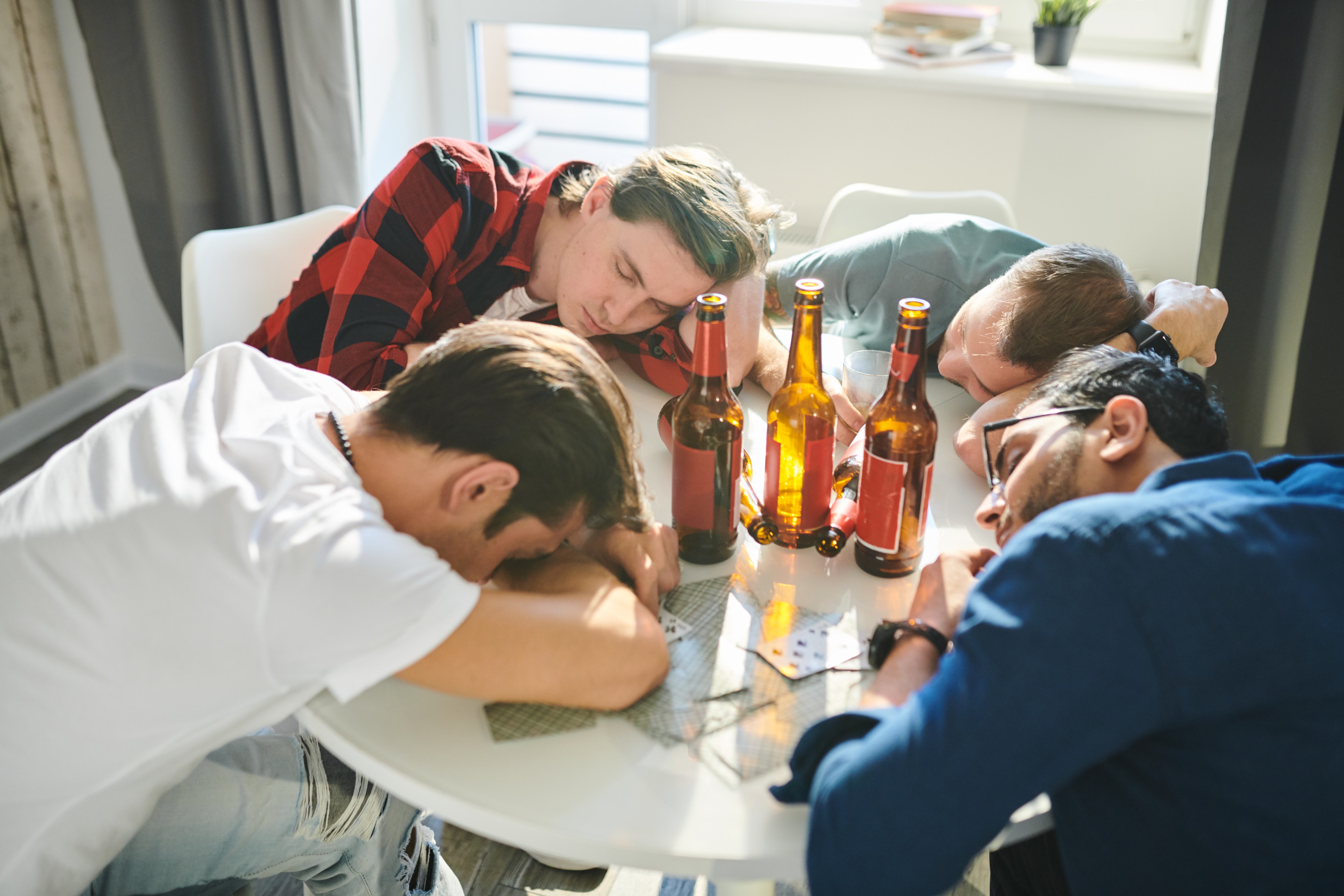 La « paralysie du samedi » soir peut être liée à la consommation excessive d'alcool ou à une fatigue extrême. © Seventyfour, Adobe Stock