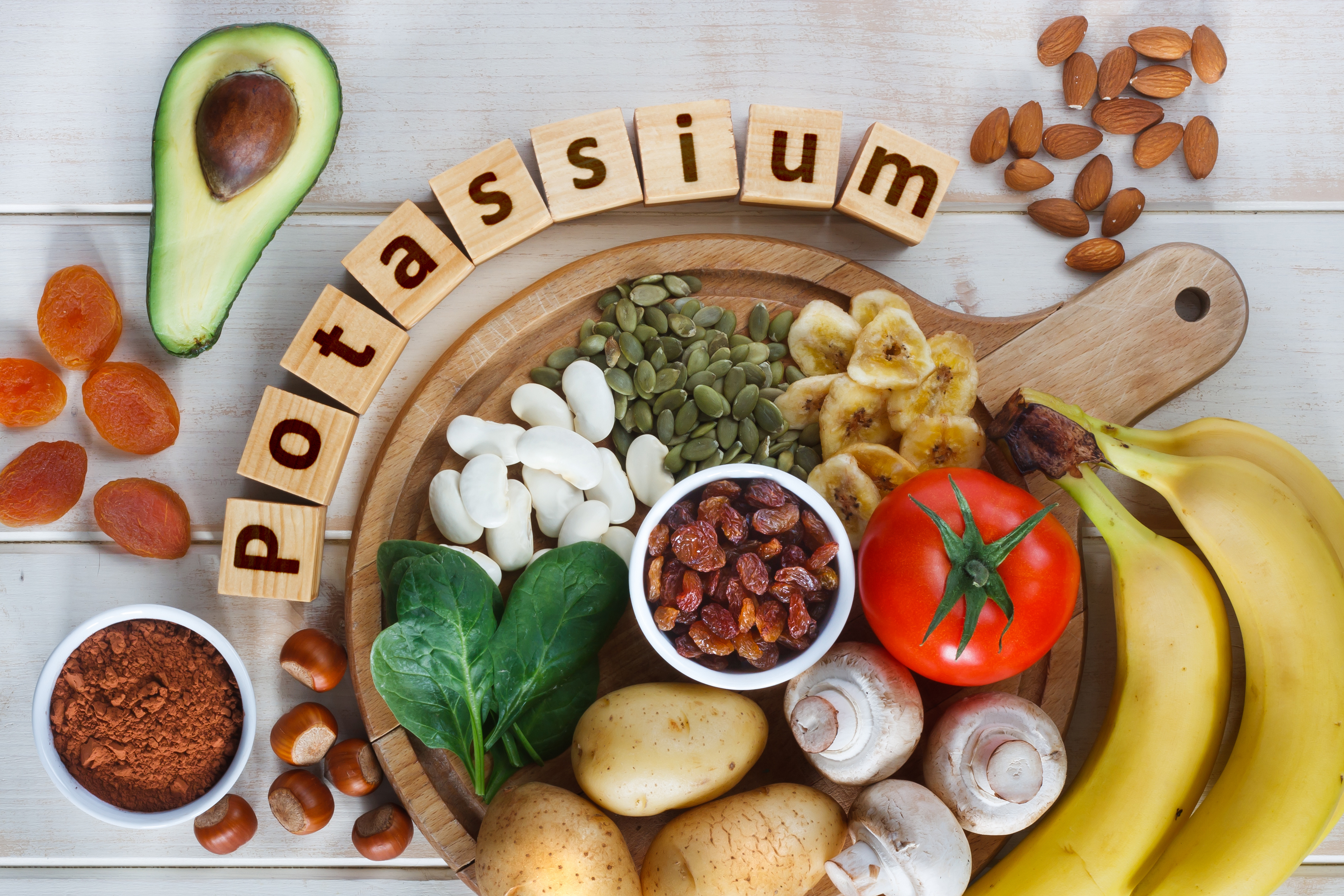 Intégrer ces aliments riches en potassium dans votre alimentation quotidienne peut contribuer significativement à atteindre les niveaux recommandés pour ce minéral vital. © airborne77, Adobe Stock