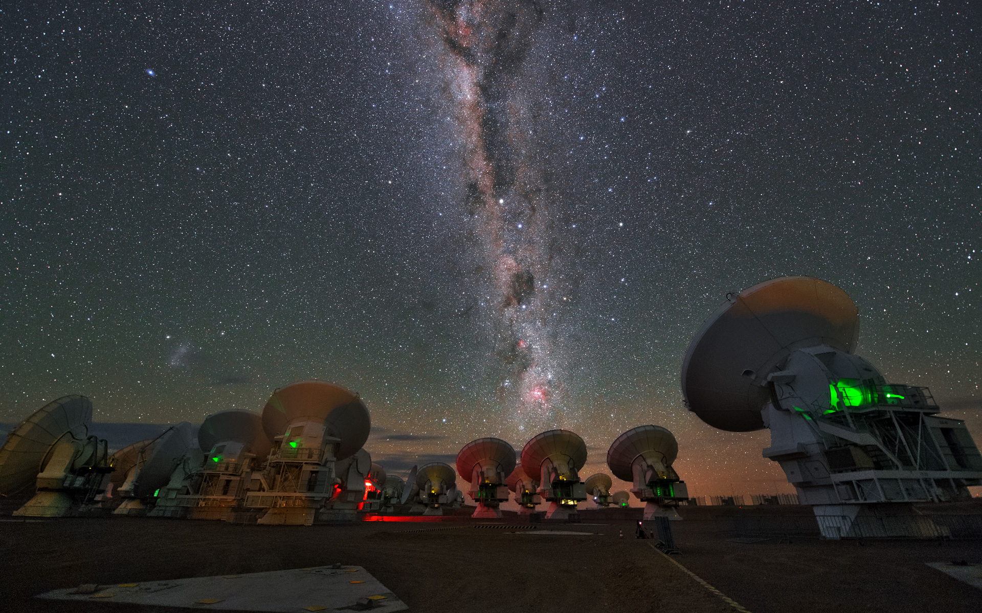 Cette image montre quelques antennes d’Alma (Atacama Large Millimeter/submillimeter Array) dans les Andes chiliennes sur le plateau de Chajnantor, à quelque 5.000 mètres au-dessus du niveau de la mer. À cette altitude, on peut apprécier presque toutes les nuits une vue limpide du cosmos, comme on peut le constater avec la Voie lactée. © Y. Beletsky (LCO)/ESO