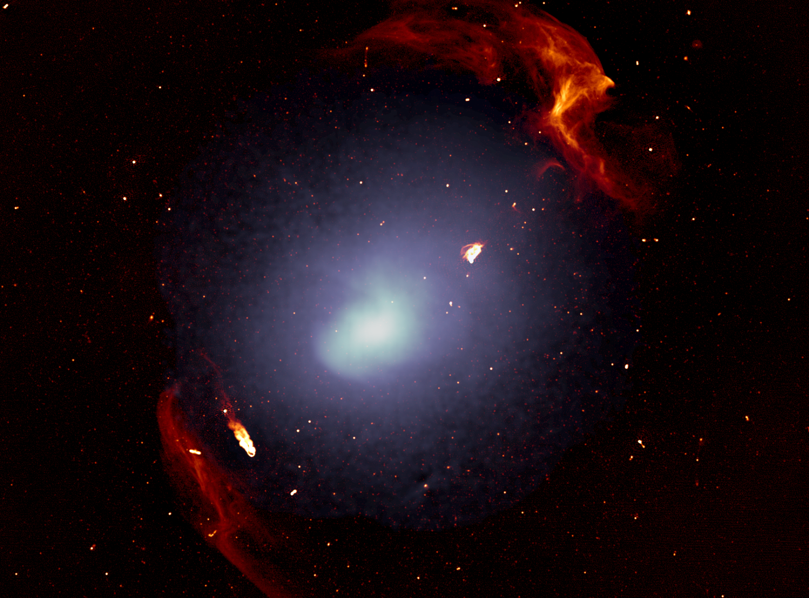 L'amas massif de galaxies Abell 3667 est observé dans le domaine radio, ce qui a permis de synthétiser cette image en fausses couleurs. Les galaxies individuelles sont trop petites pour être distinguées sur cette image. La couleur blanche montre la distribution du gaz qui imprègne l'espace au sein des galaxies de cet amas. Les structures rouges retracent les deux grandes ondes de choc générées lors de la formation de l'amas de galaxies. © Francesco de Gasperin,&nbsp;South African Radio Astronomy Observatory&nbsp;(Sarao)&nbsp;