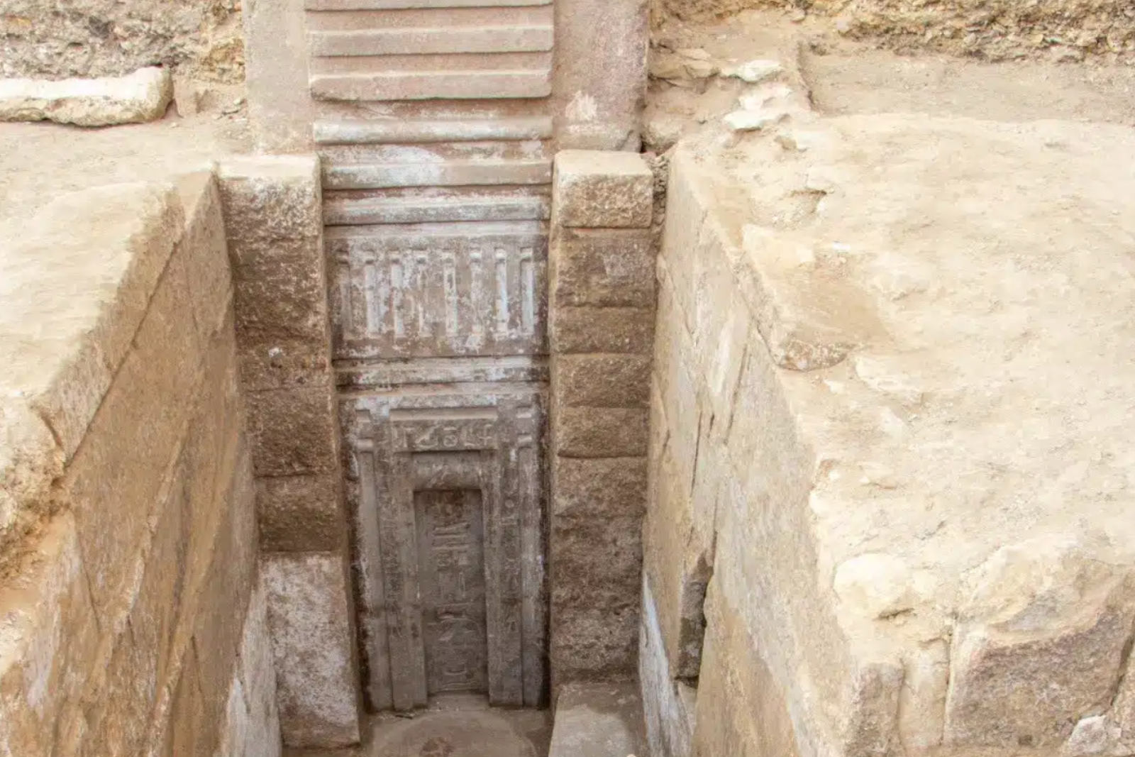 Une porte géante en granit rose découverte dans une tombe égyptienne : un mystère de 4 000 ans. © Ministère du tourisme et des Antiquités, iStock