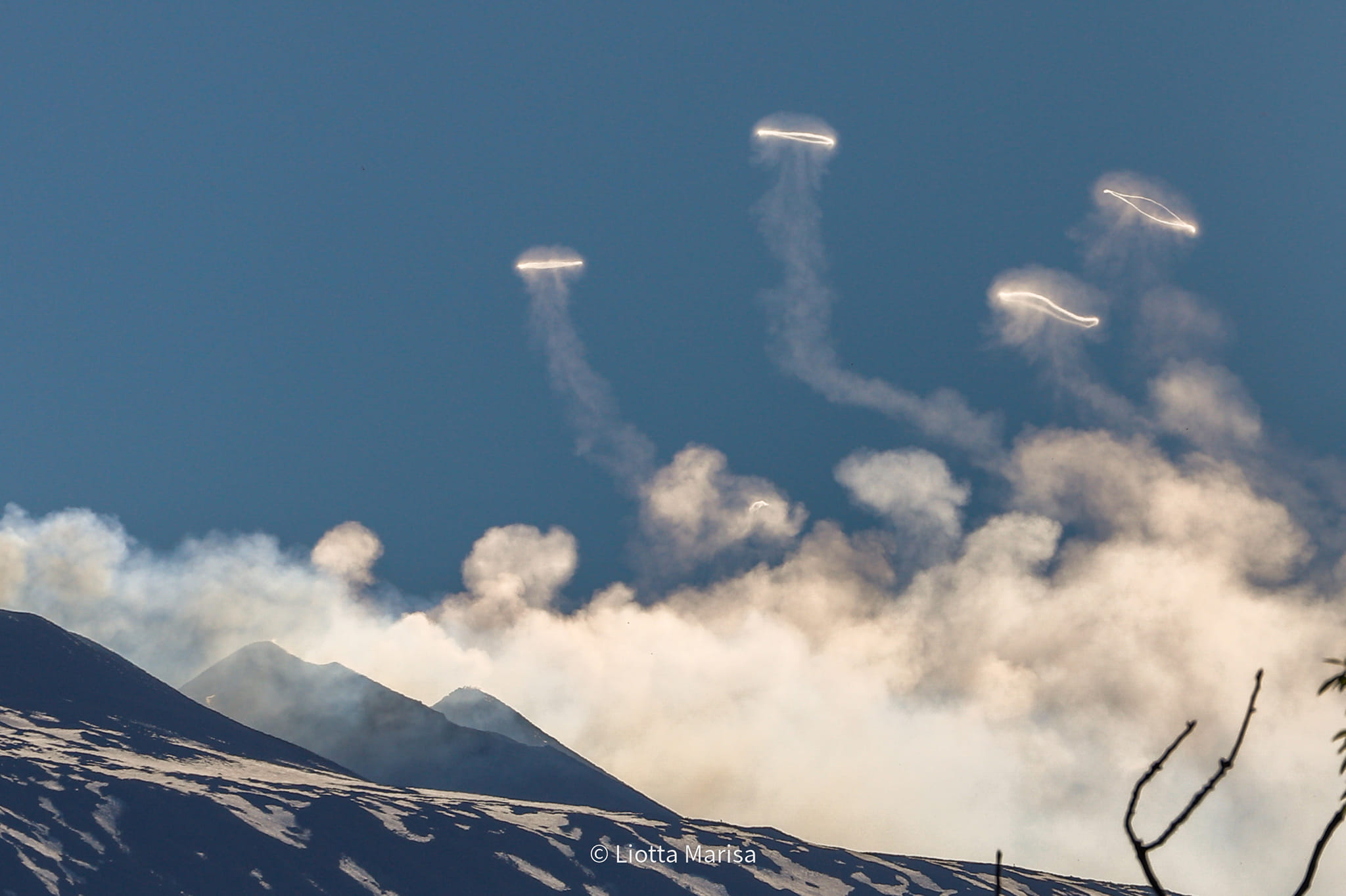 Les mystérieux ronds de fumée au-dessus de l'Etna. © Liotta Marisa