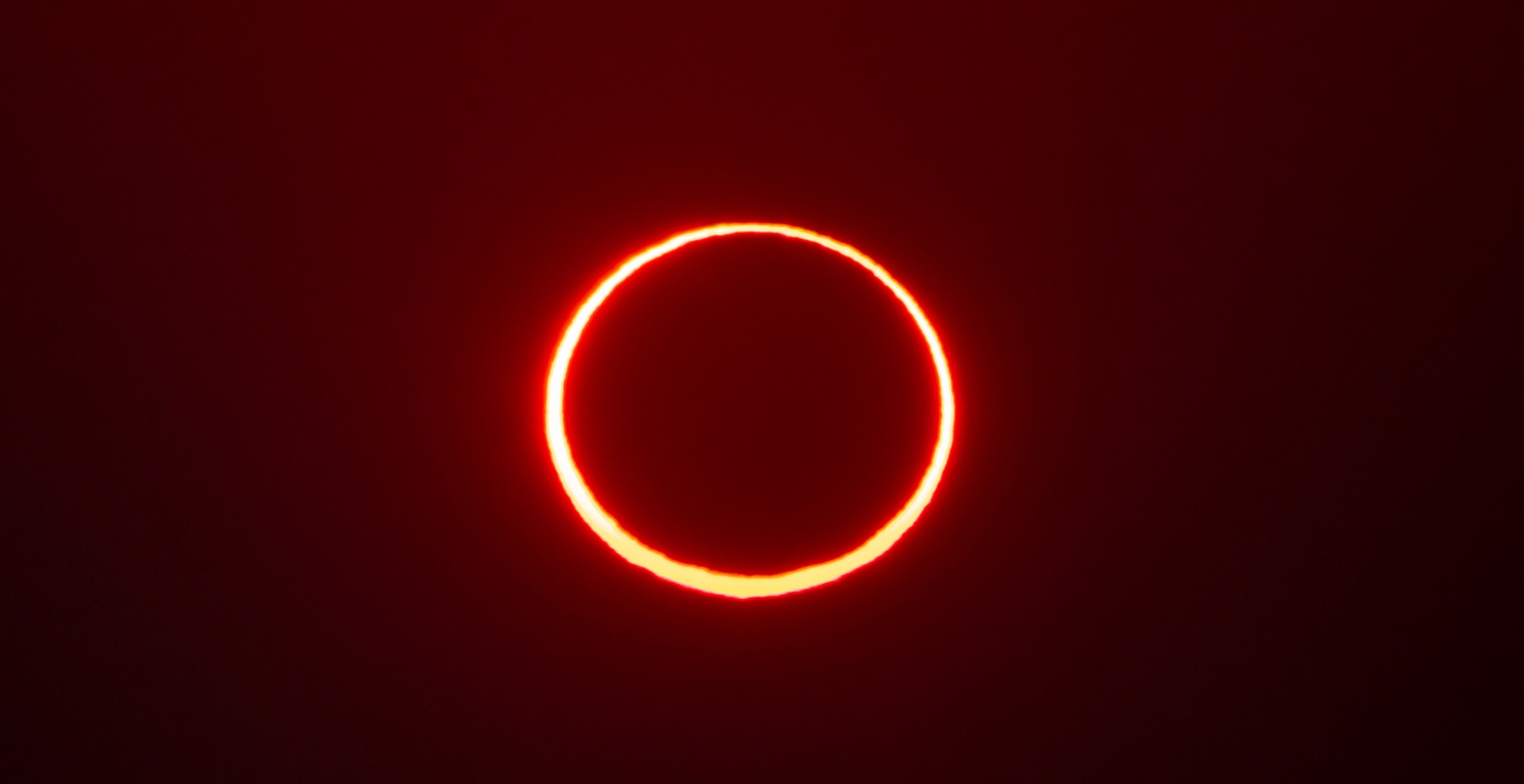 Un « anneau de feu » entourant le disque lunaire lors d'une éclipse annulaire du Soleil en Arabie Saoudite. © hyserb, Adobe Stock