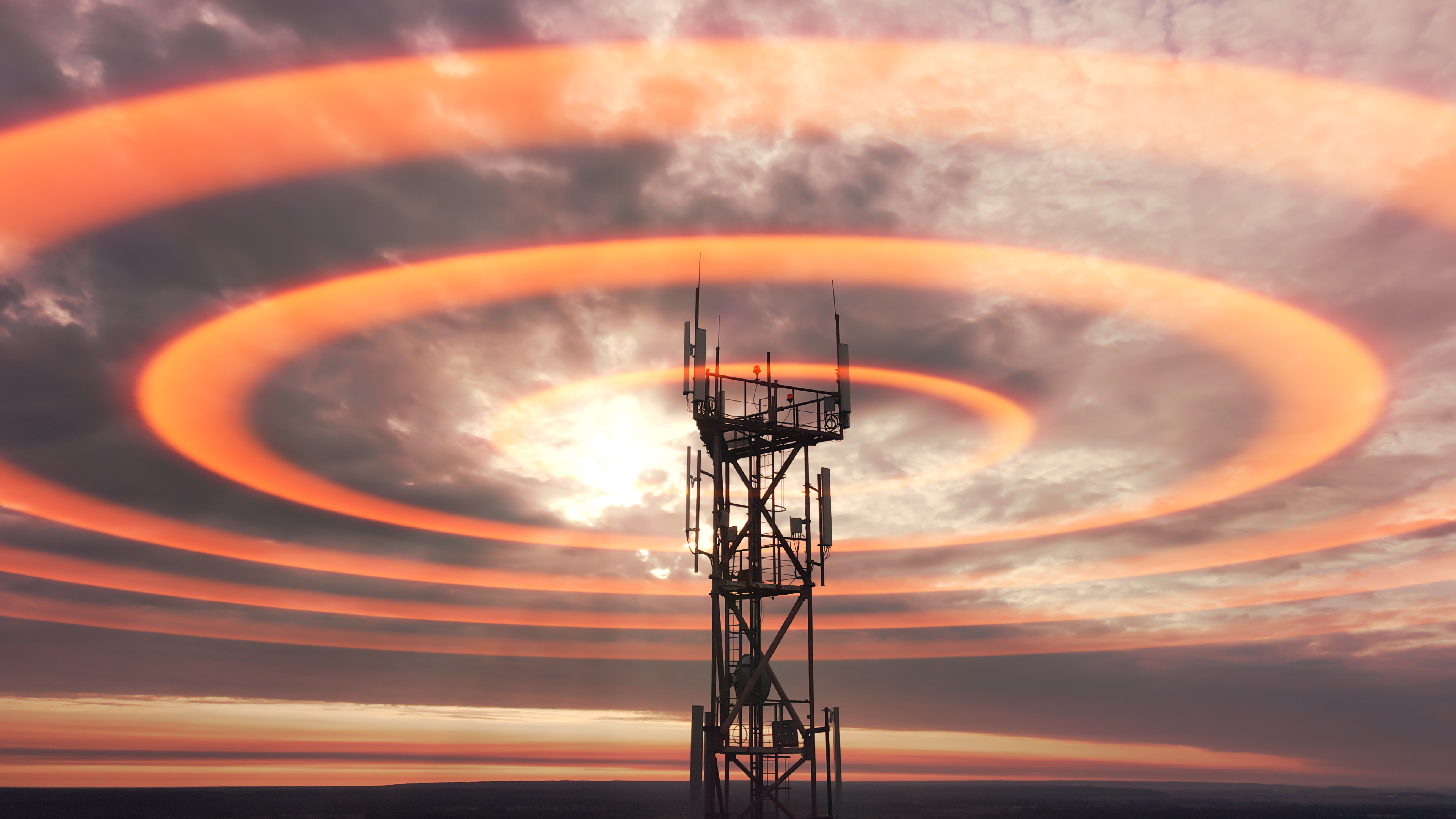 Une tour de télécommunication équipée d'antennede transmission d'ondes radio pour les communications mobile. © legan80 - AdobeStock