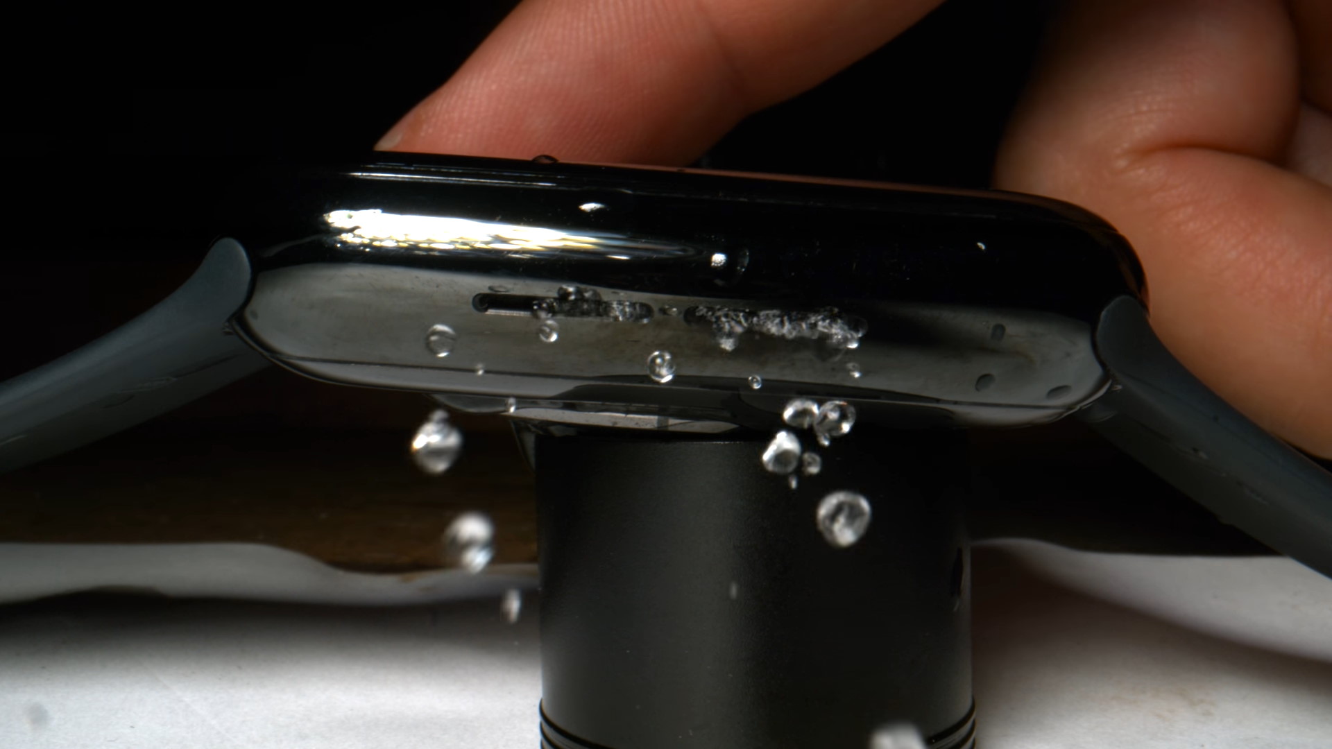L’Apple Watch utilise les vibrations du haut-parleur pour expulser l’eau. © The Slow Mo Guys