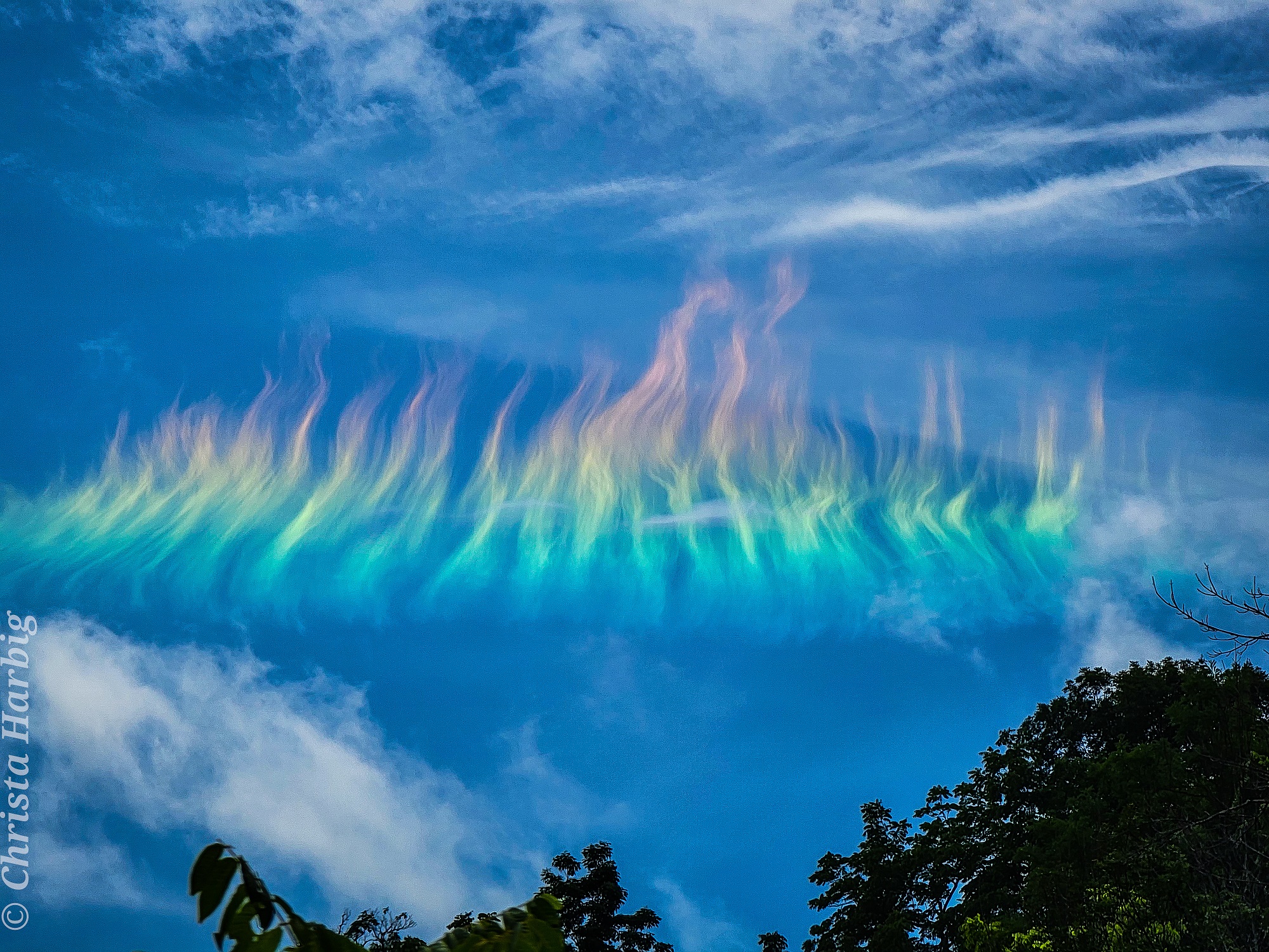L'un des arcs-en-ciel de feu les plus spectaculaires pris en photo : le phénomène s'est produit en Virginie (États-Unis). © Christa Harbig