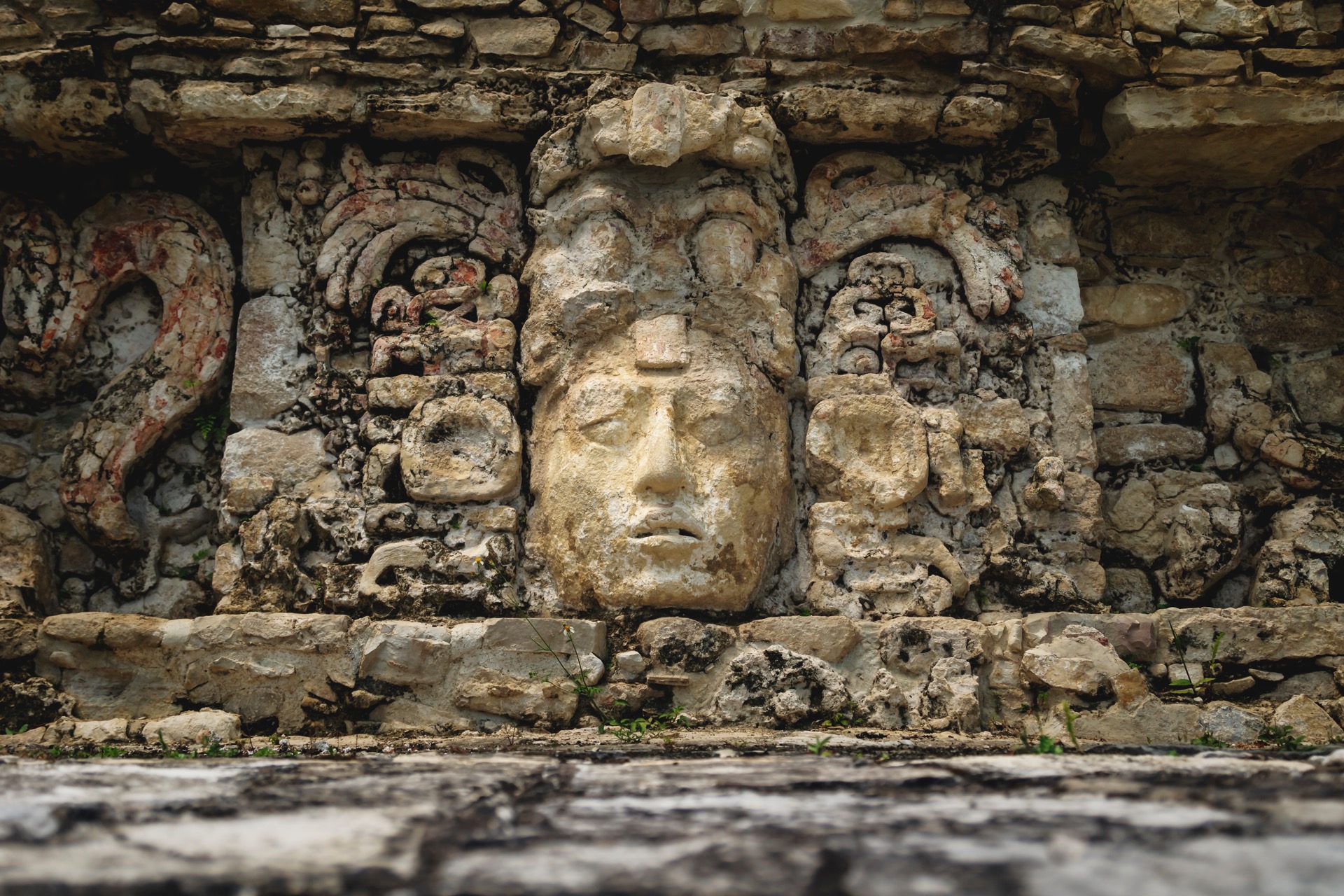 Sculpture en bas-relief du roi maya au palais du site archéologique de Palenque, Chiapas, Mexique. © Loes Kieboom, Adobe Stock