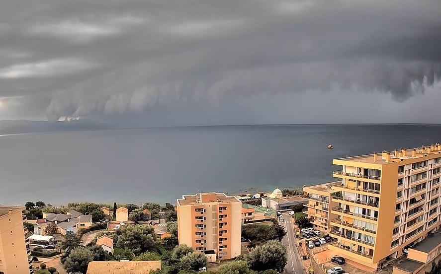 L'arcus qui a traversé Ajaccio le 25 octobre en matinée capturé en image par une webcam. © Vision-environnement 