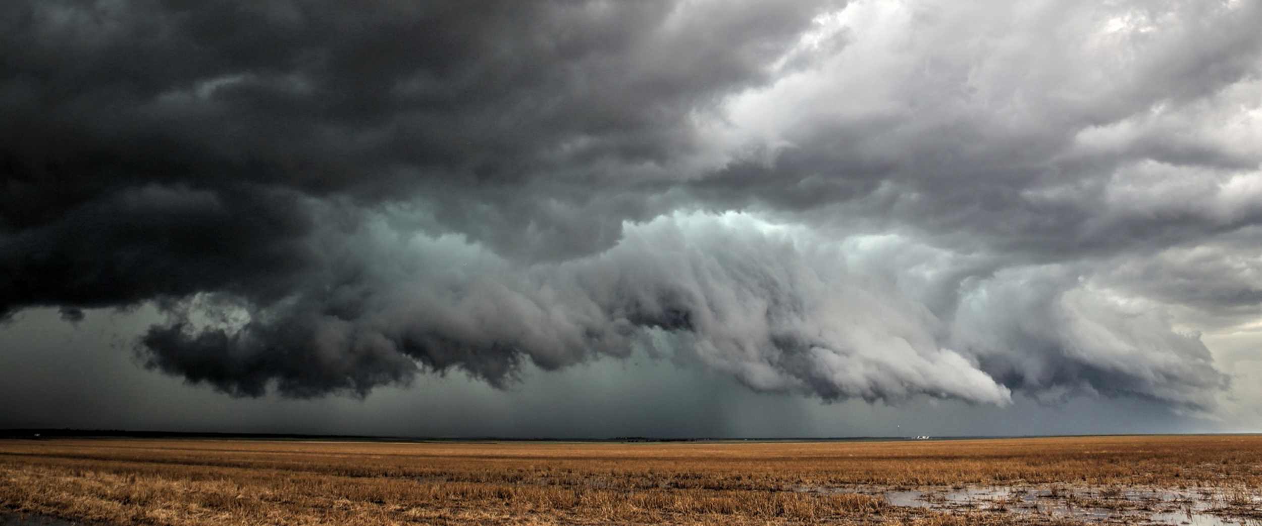 Les derechos traversent souvent de grandes étendues avec un impressionnant nuage arcus à leur arrivée. © Pat, Adobe Stock