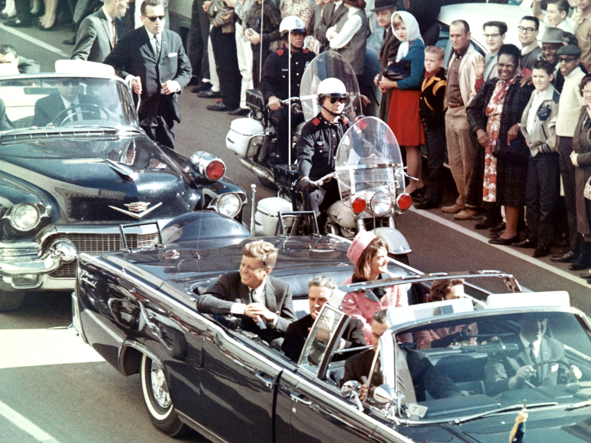 Le cortège présidentiel avant l'assassinat de John Fitzgerald Kennedy. Les théories du complot restent vivaces plus de 50 ans après les faits. © Wikimedia Commons, DP