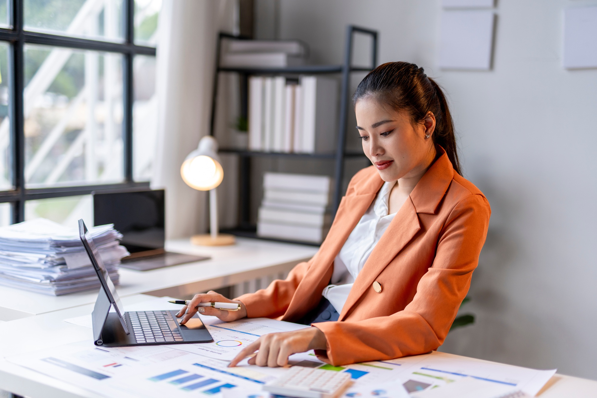 L'assistant comptable aide le comptable d'une entreprise dans la gestion financière de celle-ci en réalisant différentes tâches comme l'émission et la réception des factures ou encore l'élaboration du bilan comptable de l'entreprise. © Wasana, Adobe Stock.