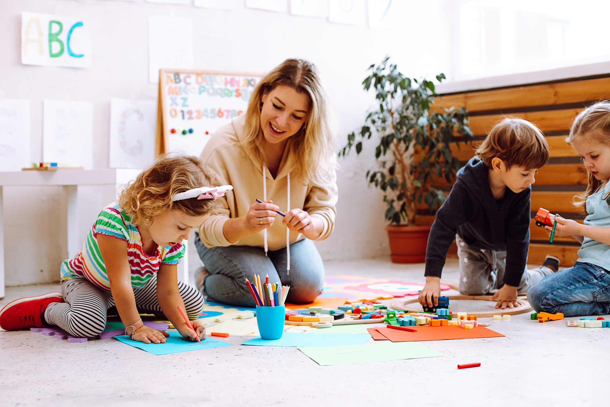 L'assistante maternelle garde des enfants âgés de 0 à 6 ans que ce soit à son domicile ou dans une maison d'assistante maternelle (MAM). Elle propose différentes activités adaptées à l'âge des enfants qu'elle garde, les récupère à l'école, prépare les repas ou goûter et veille à leur sécurité. © Татьяна Волкова, Adobe Stock.