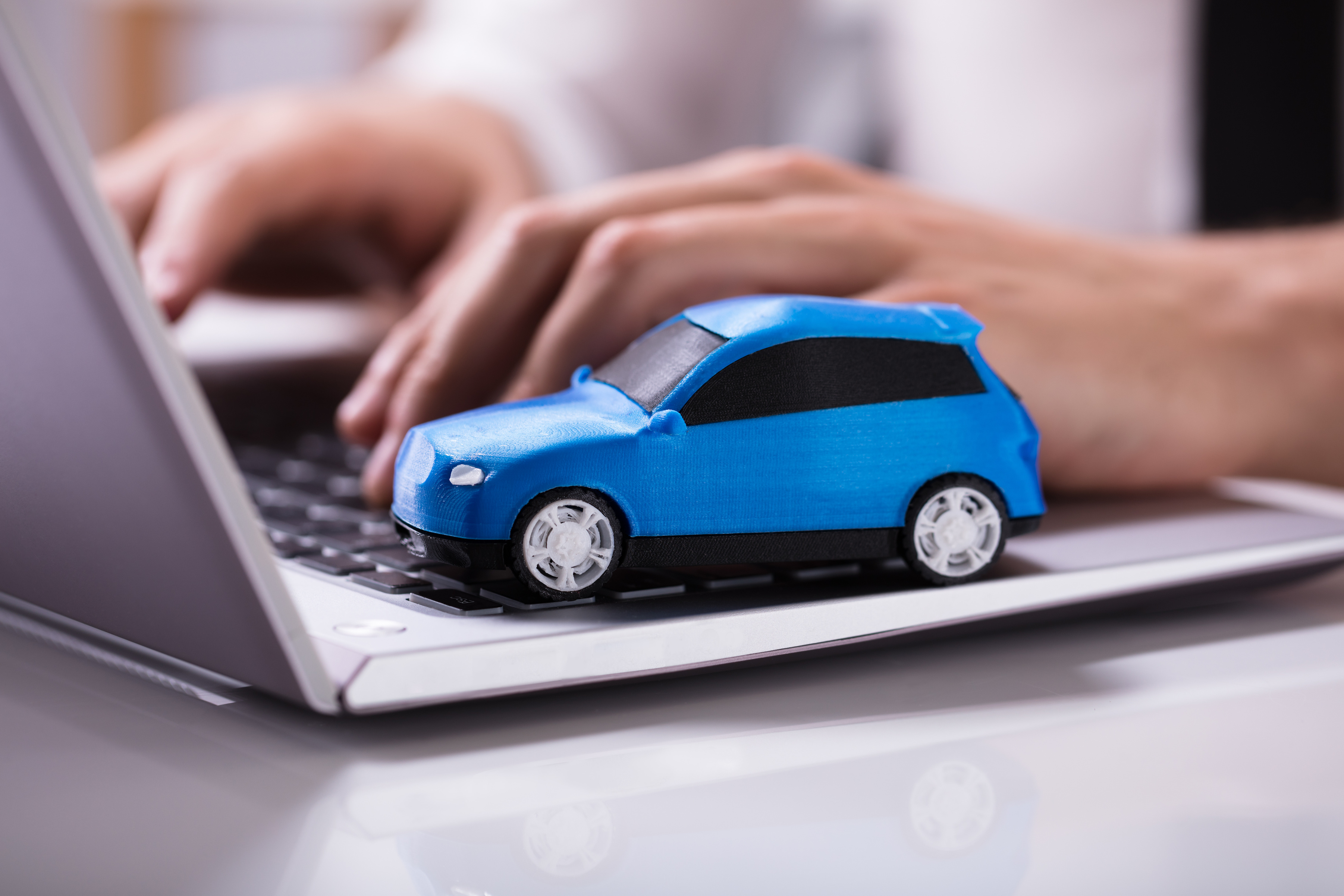 Trouver la meilleure offre d'assurance auto en ligne en fonction de vos besoins en suivant nos conseils. © Andrey Popov, Adobe Stock