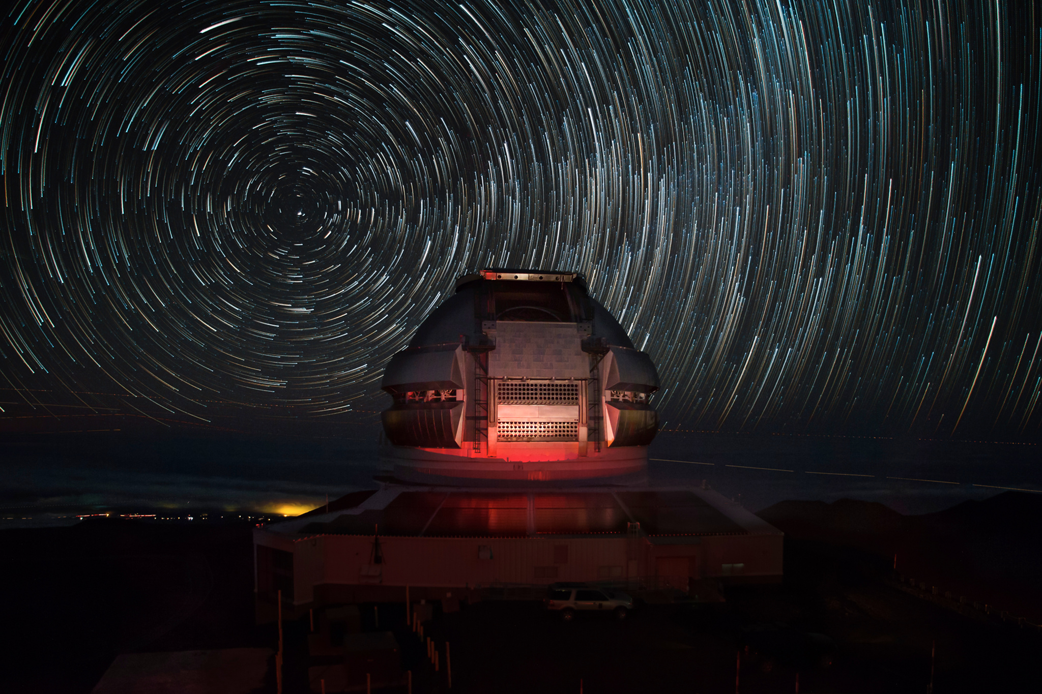 L’observatoire Gemini North, situé à Hawaï, permet d’observer, avec l'aide de son jumeau Gemini South, situé au Chili, la totalité de la voûte céleste. Équipé d’un télescope de 8,1 mètres de diamètre, il s’agit d’un des observatoires les plus performants du monde.  © Joy Pollard, Observatoire Gemini.