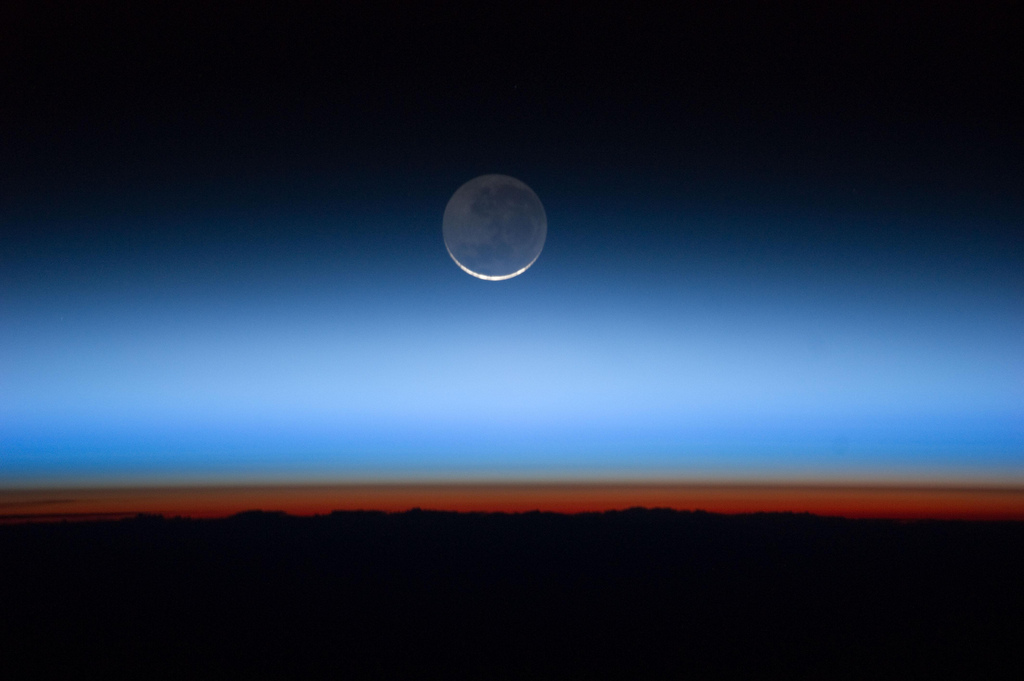 Sur cette image prise depuis l’ISS, on peut voir avec des teintes colorées les différentes couches de l’atmosphère. La tropopause correspond à la fine ligne marron située au-dessus de la couche orange, la troposphère. © Nasa Earth Observatory, Flickr, CC by 2.0 