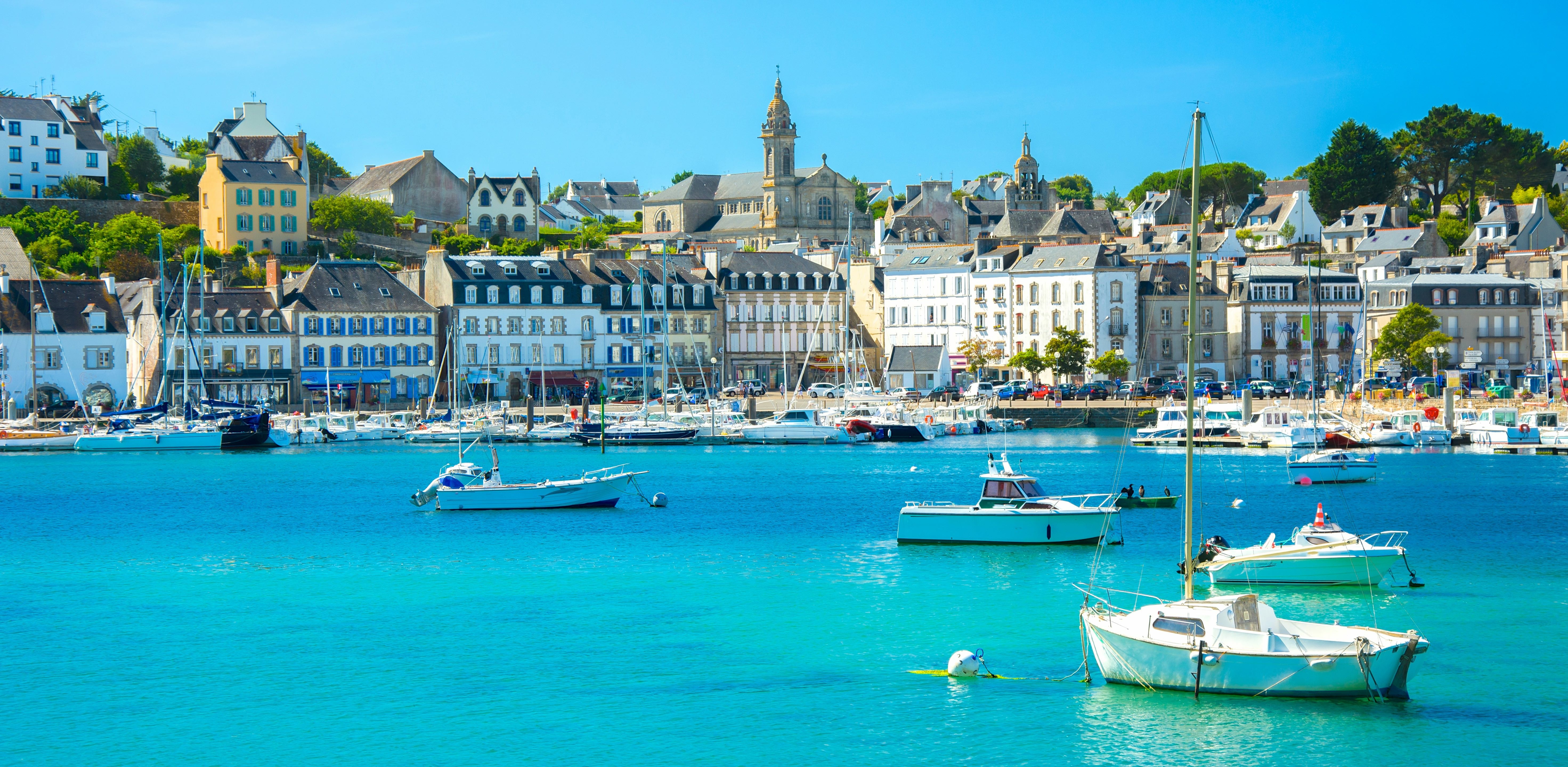 Les sols des zones portuaires s'enfoncent plus rapidement que ceux des côtes sauvages. Ici, Audierne en Bretagne. © Alexi Tauzin, Adobe Stock