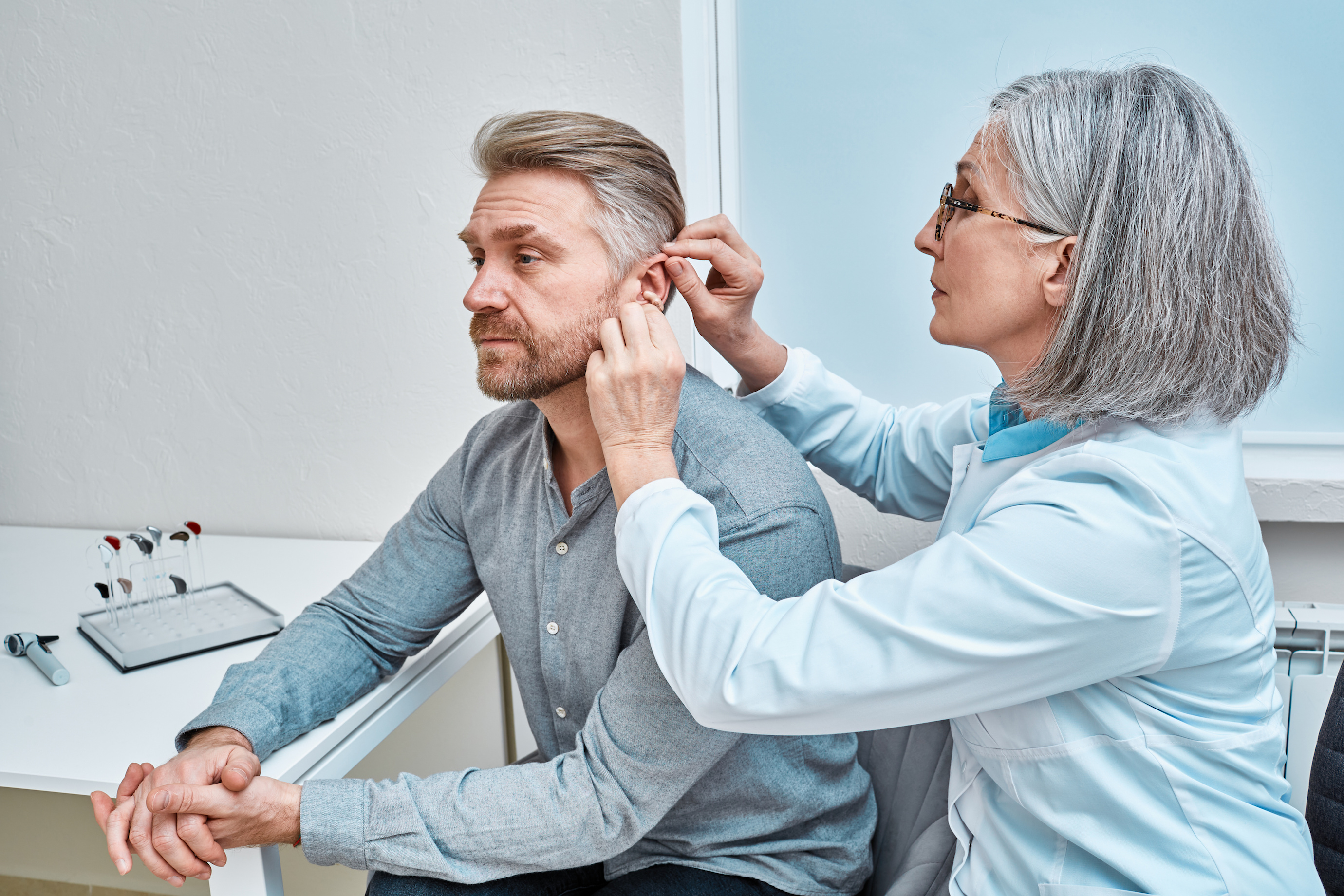 L'audioprothésiste détermine la prothèse auditive la plus adaptée à la personne souffrant d'une perte d'audition. © Peakstock, Adobe Stock