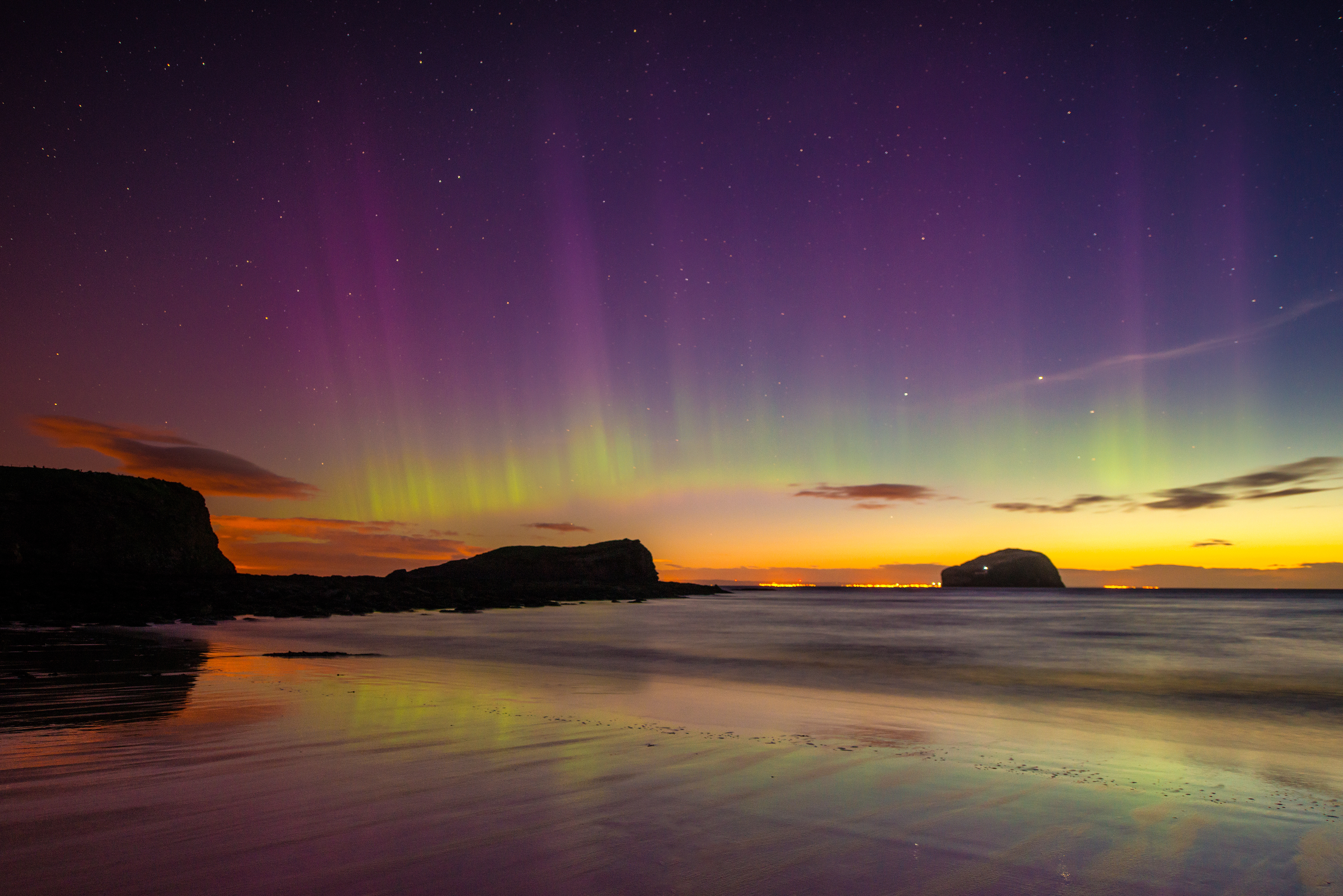 C'est la troisième fois cette année que des aurores boréales sont visibles jusqu'en France ! © Chee Seong, Adobe Stock